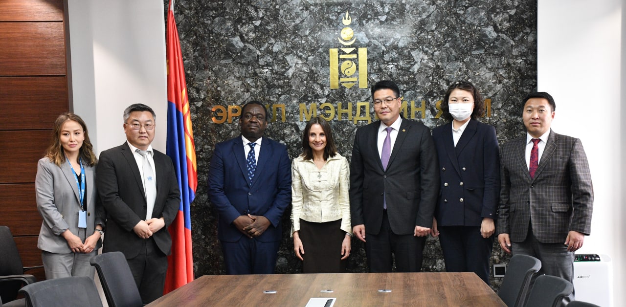 НҮБ-ЫН ХҮҮХДИЙН САНГИЙН ЗҮҮН АЗИ, НОМХОН ДАЛАЙН БҮСИЙН ЗАХИРАЛ ХАТАГТАЙ ДЕБОРА КОМИНИ-Г ХҮЛЭЭН АВЧ УУЛЗАВ