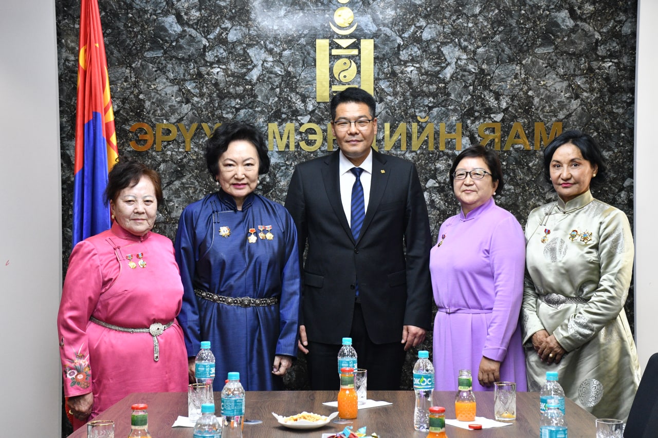  ЭРҮҮЛ МЭНДИЙН САЙД С.ЭНХБОЛД ТӨРИЙН ДЭЭД ОДОН, МЕДАЛИАР ШАГНУУЛСАН ЭРҮҮЛ МЭНДИЙН САЛБАРЫН ЗҮТГЭЛТНҮҮДЭД ХҮНДЭТГЭЛ ҮЗҮҮЛЛЭЭ