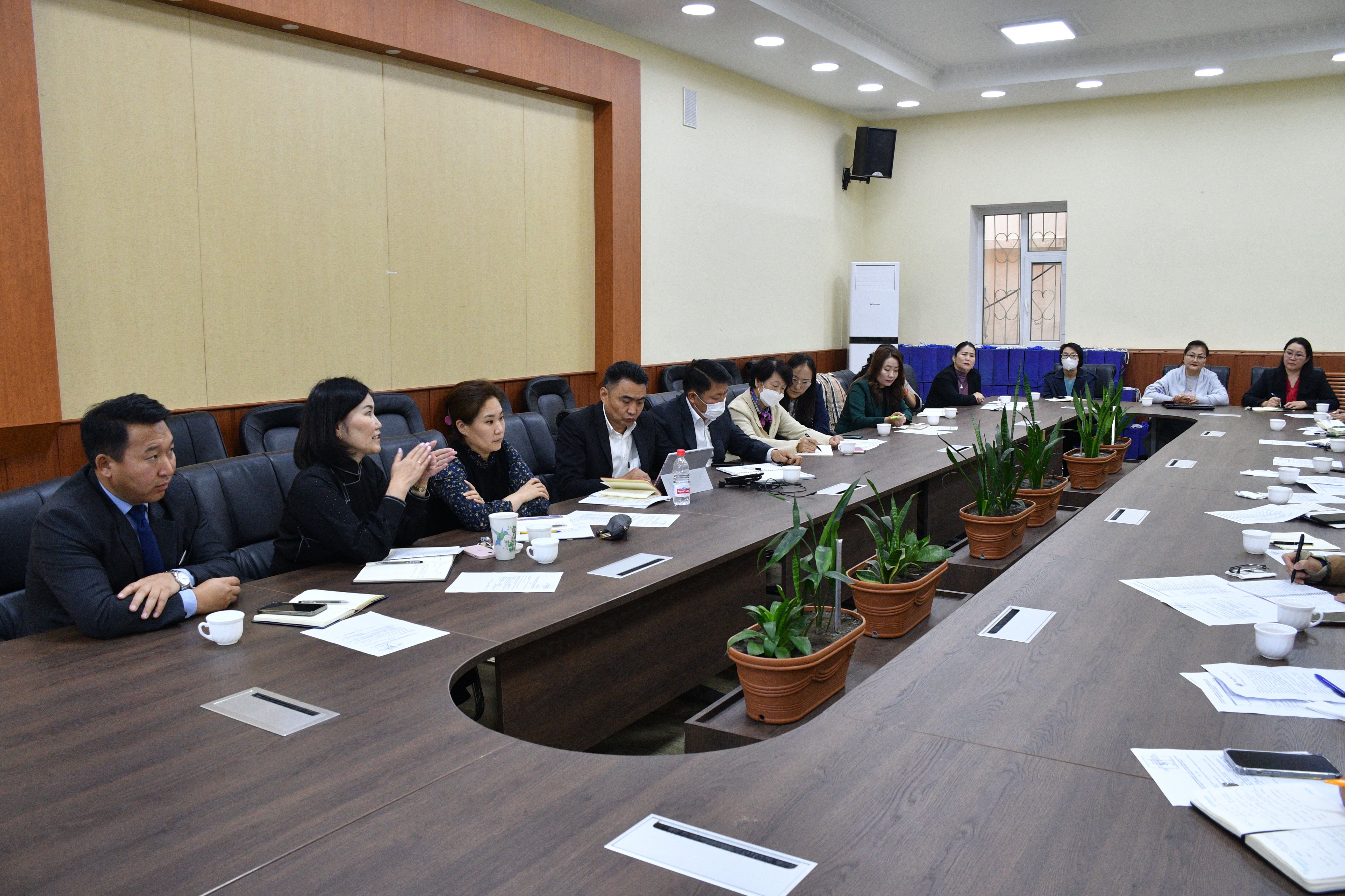 СУВИЛАХУЙН ХӨТӨЛБӨРӨӨР СУРГАЛТ ЭРХЛЭХ ЗӨВШӨӨРӨЛ БҮХИЙ ИХ, ДЭЭД СУРГУУЛИЙН УДИРДЛАГУУДТАЙ УУЛЗАЛТ ЗОХИОН БАЙГУУЛАВ