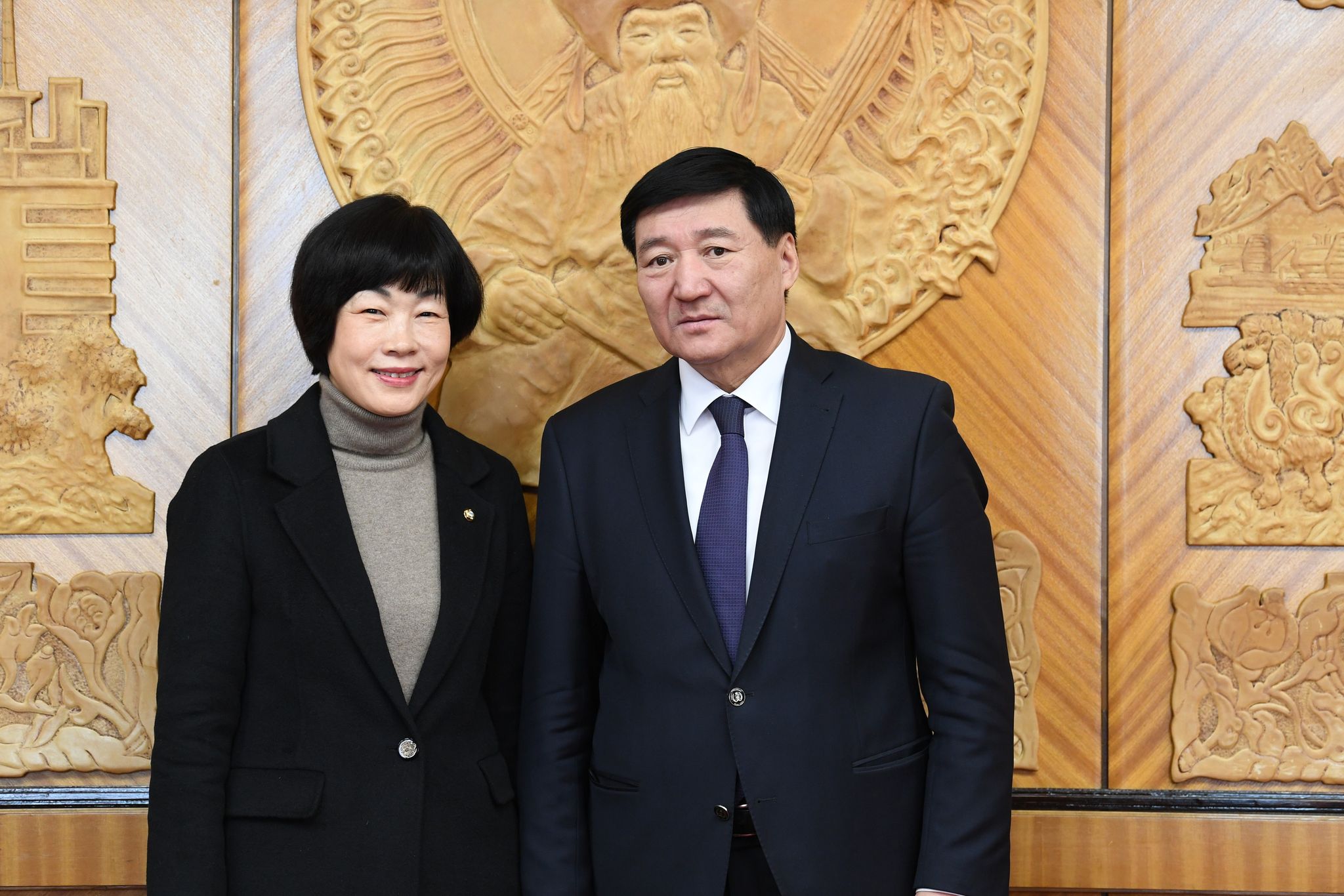 БНСУ-ЫН ҮНДЭСНИЙ АСАМБЛЕЙН ГИШҮҮН ЧОЙ ЮН СҮКИЙГ ХҮЛЭЭЖ АВЧ УУЛЗЛАА 