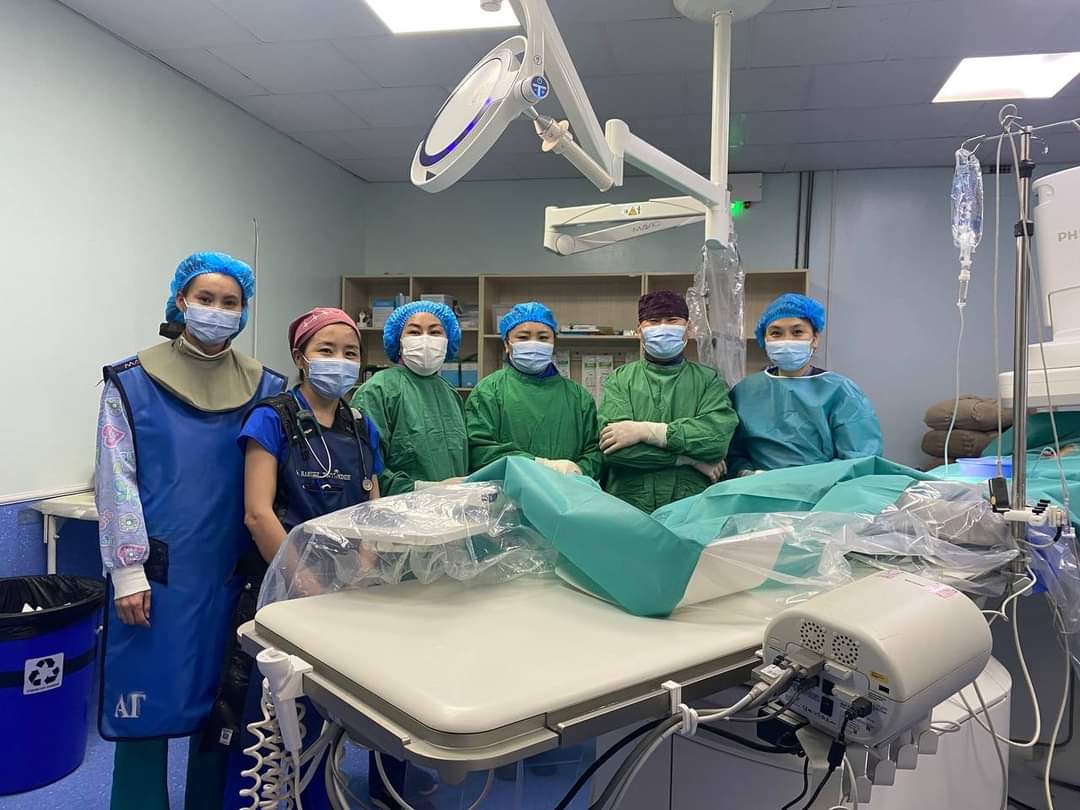 УЛСЫН ГУРАВДУГААР ТӨВ ЭМНЭЛГИЙН ЭМЧ НАР ХҮҮХДИЙН ЗҮРХНИЙ ТӨРӨЛХИЙН ХҮНД ХЭЛБЭРИЙН ГАЖГИЙГ СУДСАН ДОТУУР БИЕ ДААН ЭМЧИЛЖ БАЙНА