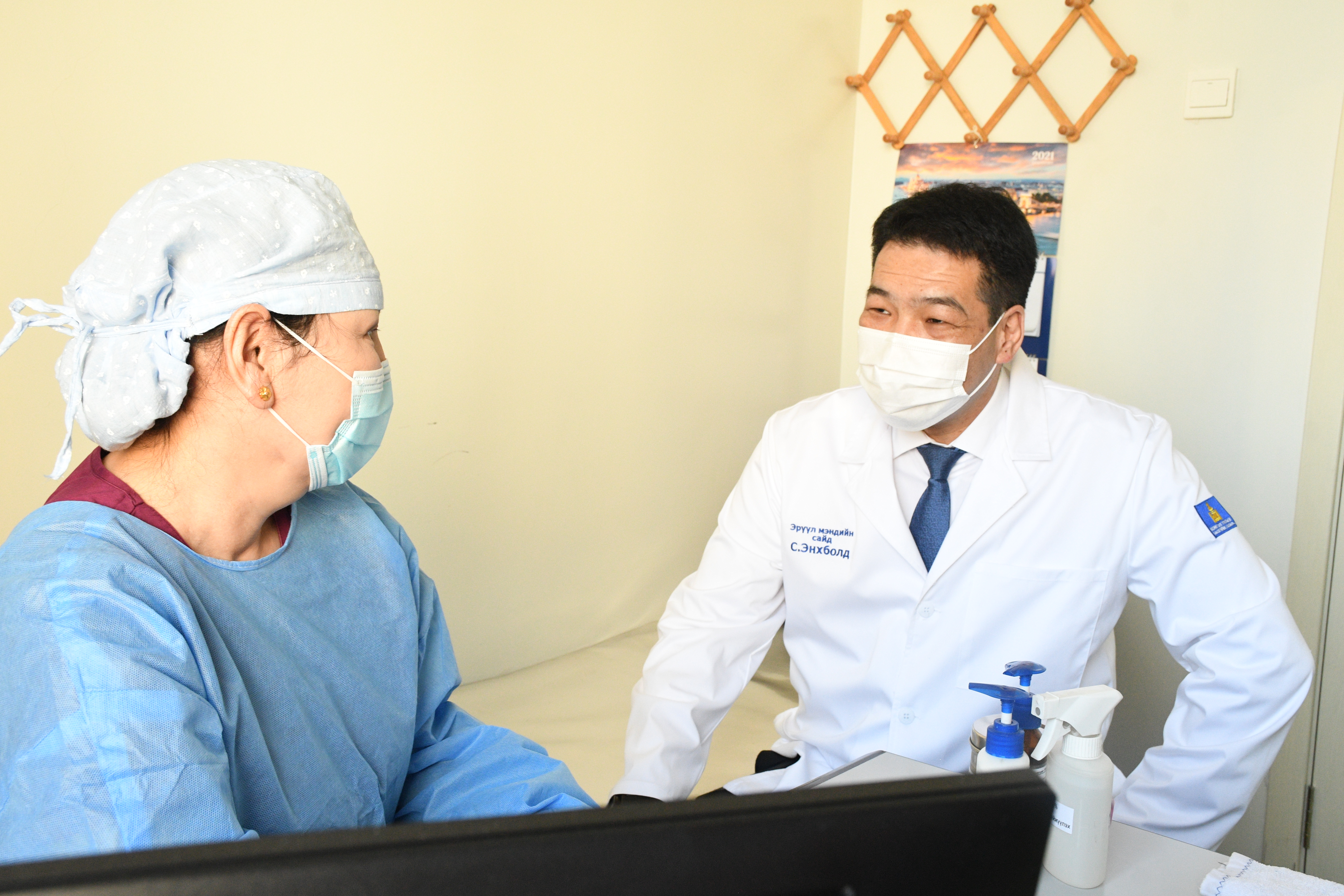 ЭРҮҮЛ МЭНДИЙН САЙД С.ЭНХБОЛД ЭМЧ НАРЫН ТӨЛӨӨЛӨЛТЭЙ АЖЛЫН БАЙРАНД НЬ УУЛЗАВ