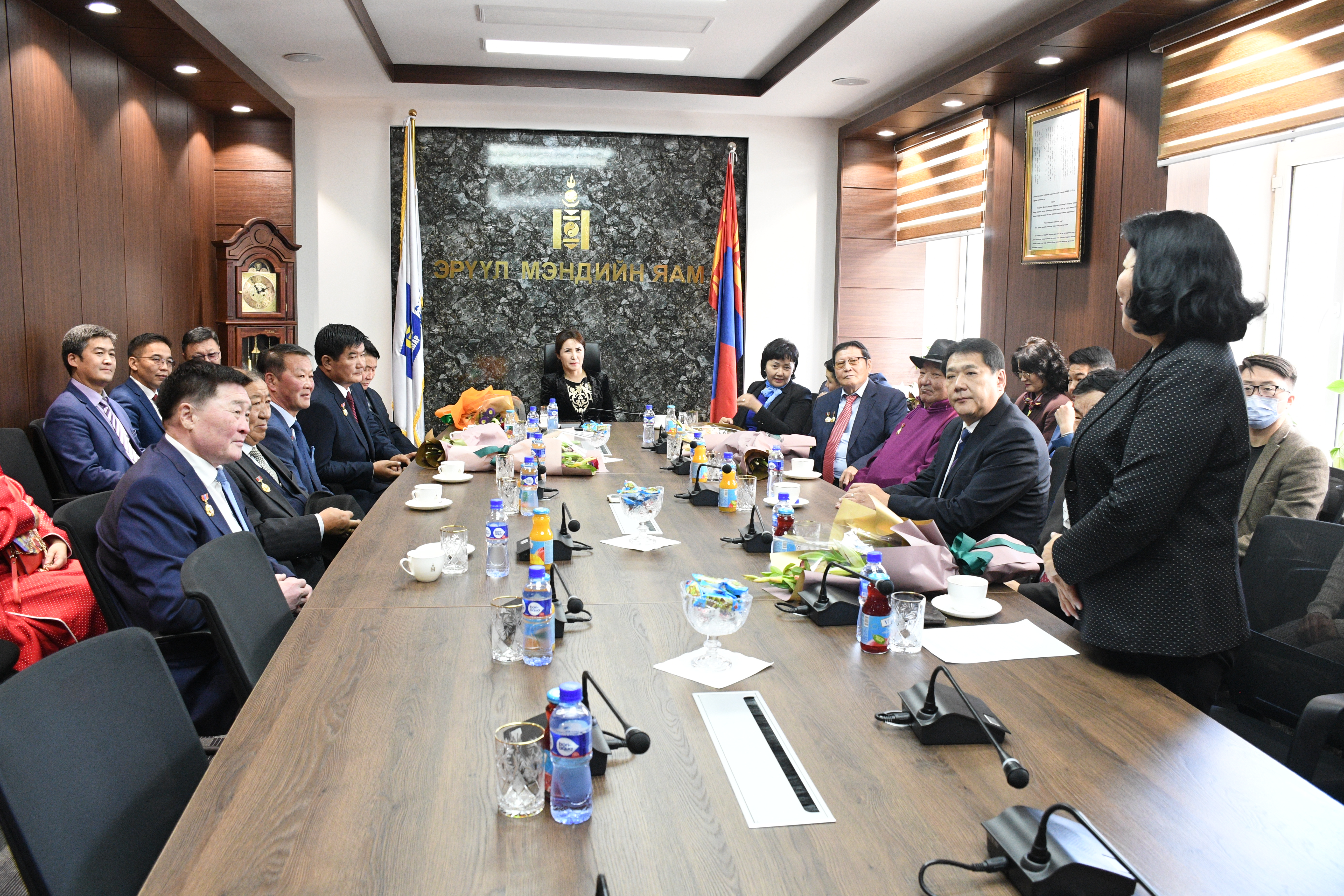 Монгол Улсын Ерөнхийлөгчийн Зарлигаар эрүүл мэндийн салбарын 12 хүнийг төрийн дээд, одон медалиар шагналаа