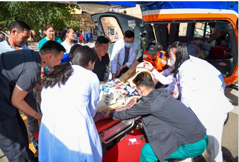 ЭМЯ, ОБЕГ хамтран зам тээврийн ноцтой осолд орсон 6 иргэнийг шуурхай тээвэрлэн ГССҮТ-д хүлээлгэн өглөө