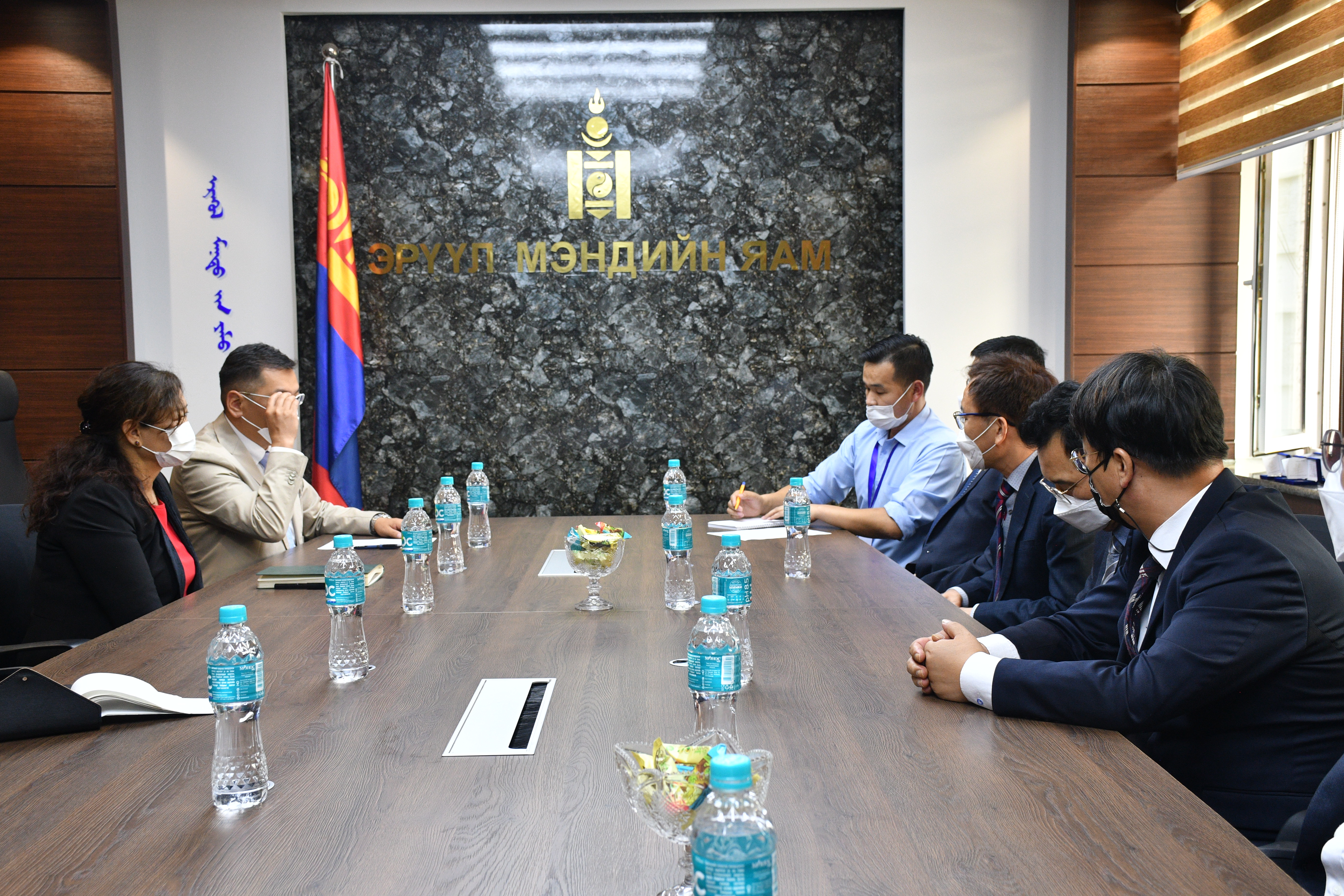 ЭМЯ-НЫ ТӨРИЙН НАРИЙН БИЧГИЙН ДАРГА Ц.ЭРДЭМБИЛЭГ БНСУ-ЫН 