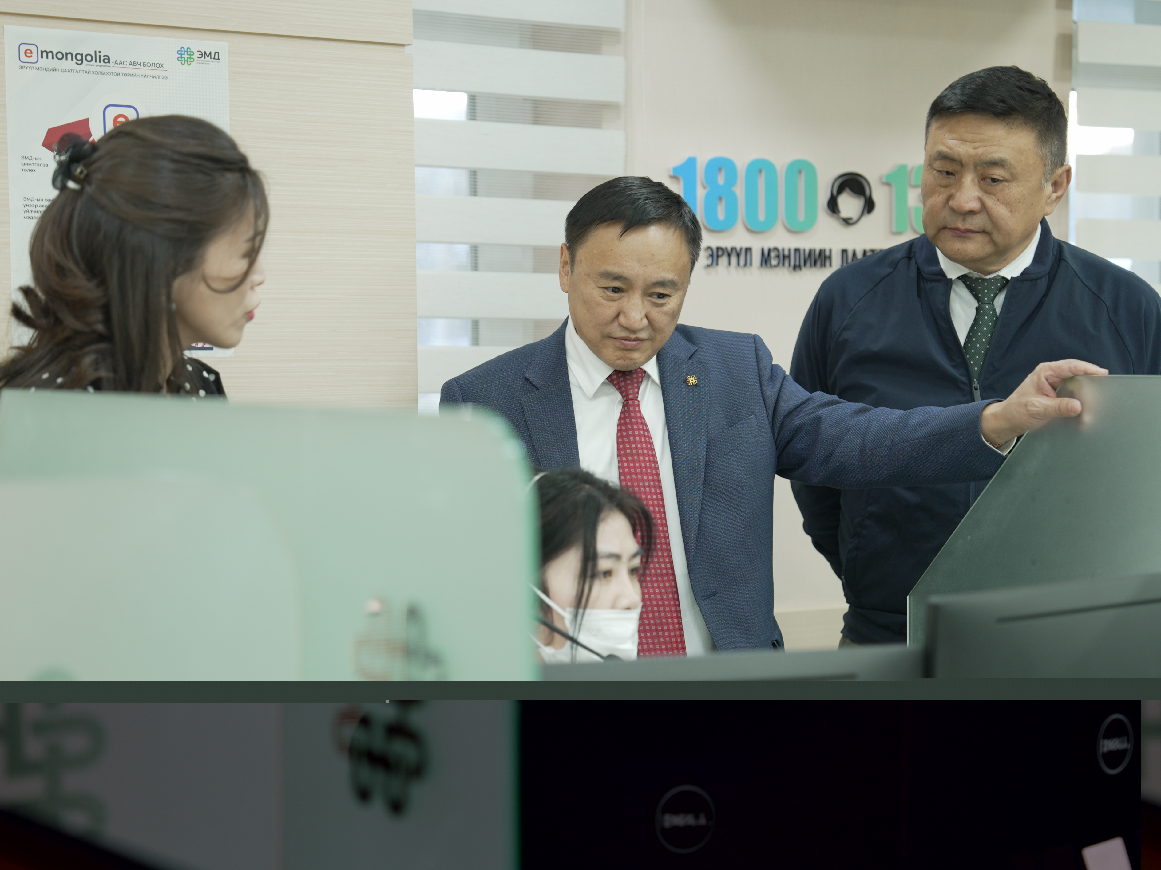 ЭМДЕГ-ЫН 1800-1363 ЛАВЛАХ УТСАНД ӨДӨРТ 500-600 ДУУДЛАГА ХҮЛЭЭН АВЧ БАЙНА