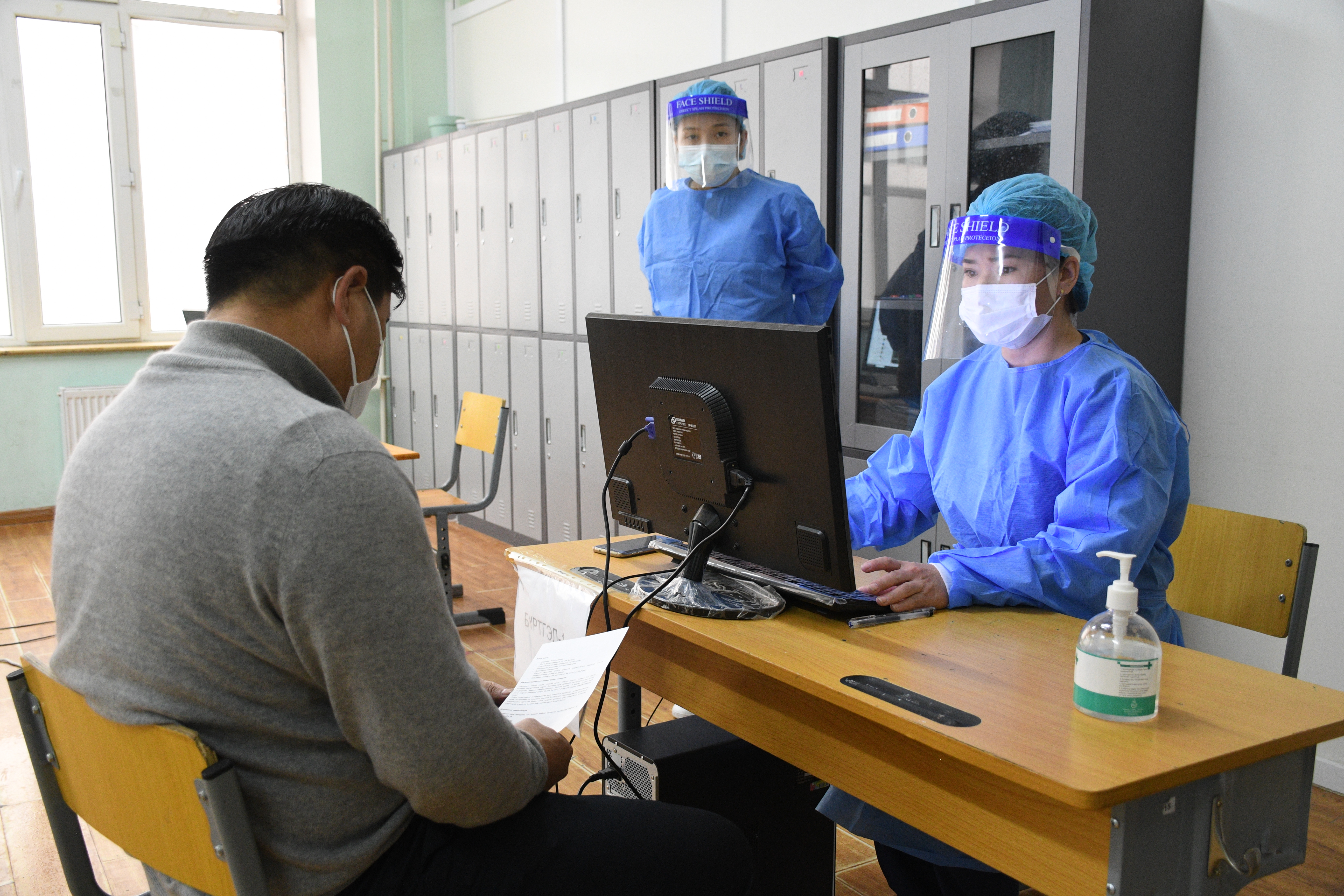 Эрүүл мэндийн сайд С.Энхболд вакцинжуулалтанд ажиллаж буй эмч нарын тулгамдсан асуудлыг сонсч, газар дээр нь шийдвэрлэв