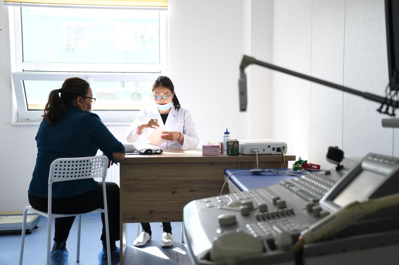 Боловсролын сургалтын байгууллагын багш, ажилтныг Эрүүл мэндийн урьдчилан сэргийлэх багцын үзлэг амжилттай явагдаж байна: