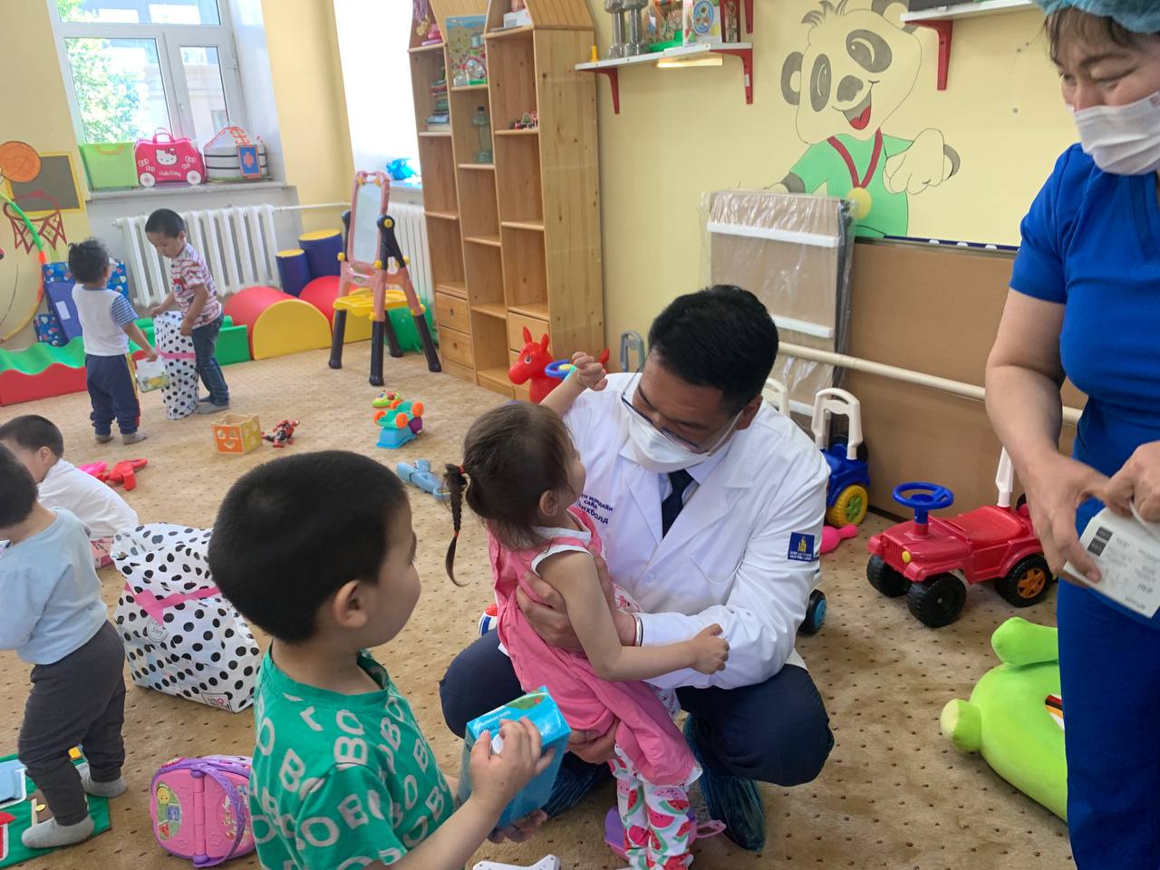 ЭРҮҮЛ МЭНДИЙН САЙД С.ЭНХБОЛД “ХҮҮХДИЙН ТӨВ СУВИЛАЛ”-Д АЖИЛЛАВ