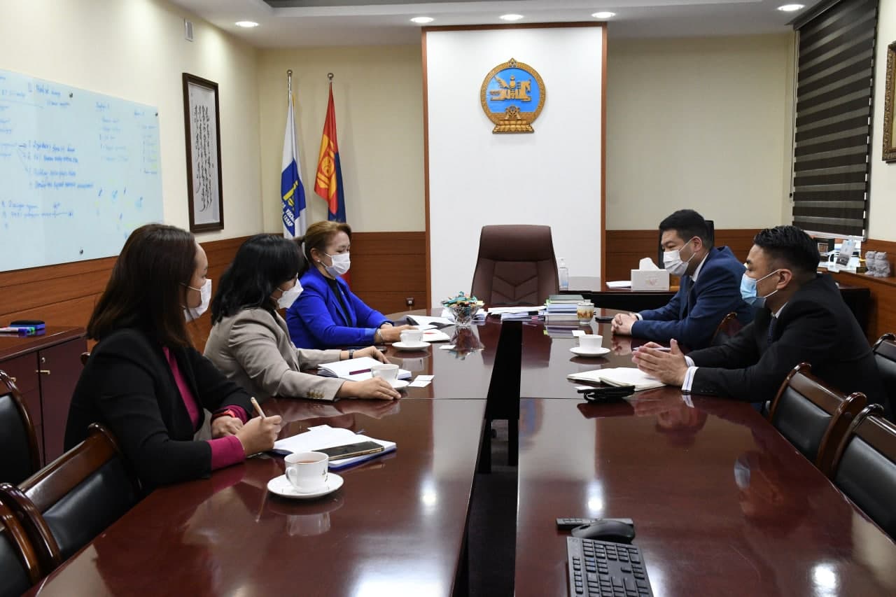 ЭРҮҮЛ МЭНДИЙН САЙД С.ЭНХБОЛД ХҮНИЙ ЭРХИЙН ҮНДЭСНИЙ КОМИССЫН ГИШҮҮДИЙГ ХҮЛЭЭН АВЧ УУЛЗАВ