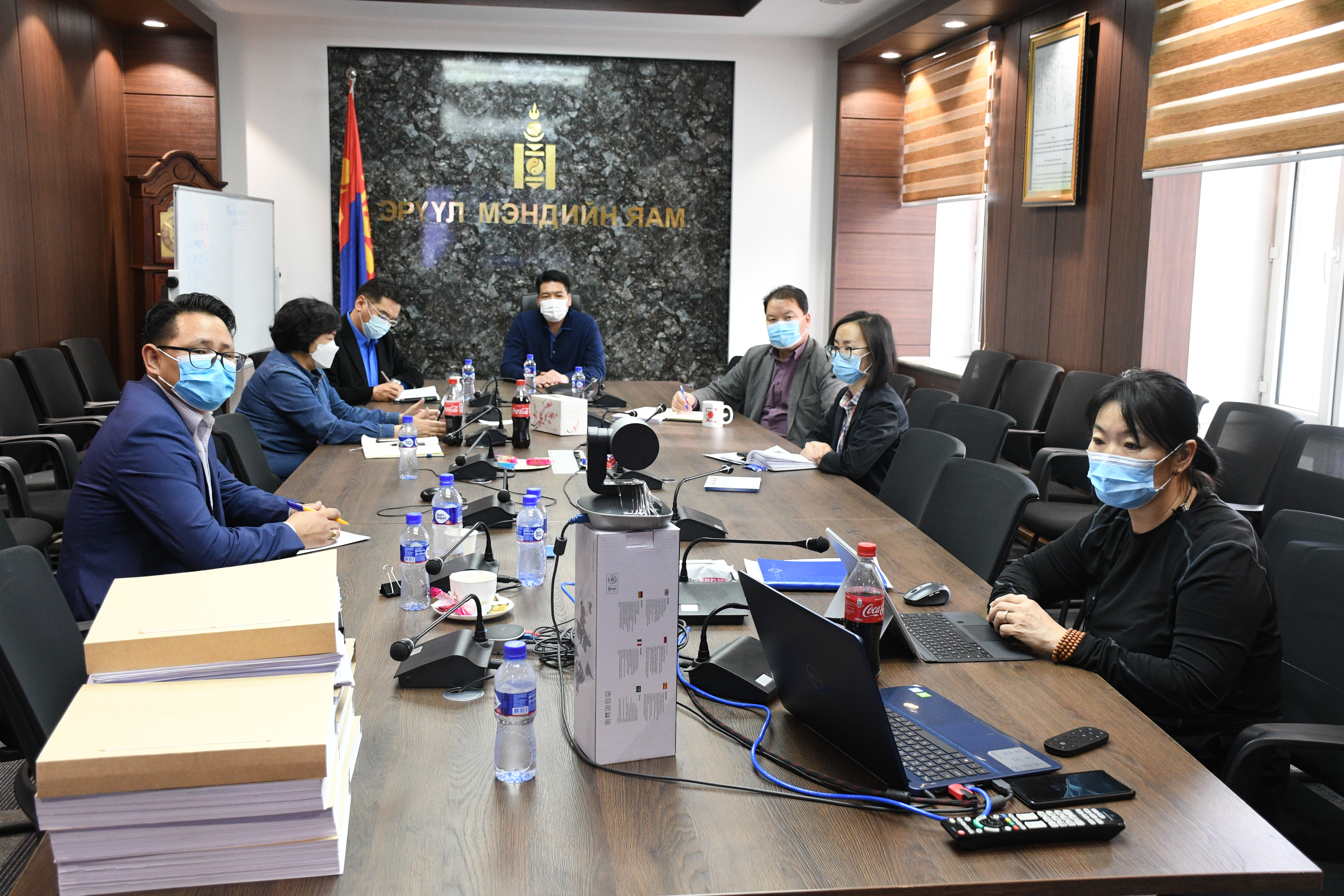 Эрүүл мэндийн сайд С.Энхболд вакцинжуулалтыг зохион байгуулж буй эмнэлгийн удирдлагатай цахим хурал хийв 