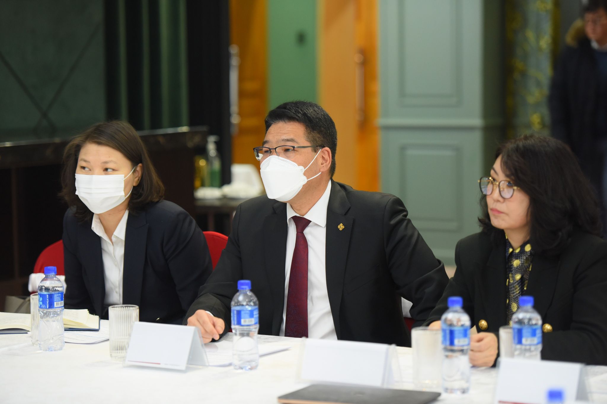   С.Энхболдын урилгаар ирсэн ДЭМБ-ын эм, вакцины асуудал хариуцсан баг ЭЭХХЗГ-т эмийн чанарын үнэлгээ хийхэд туслах, сургах чиглэлээр ажиллалаа