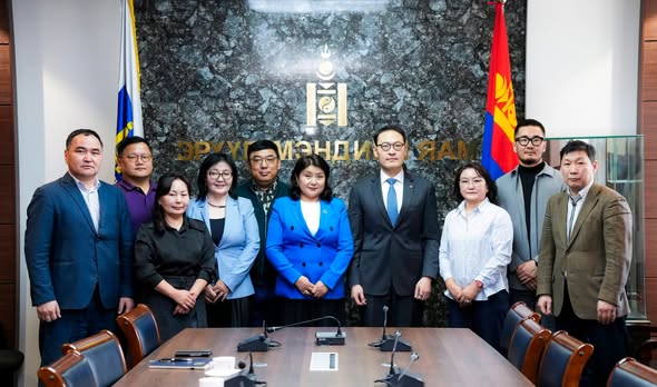 Эрүүл мэндийн салбарын үйлдвэрчний эвлэлийн төлөөлөлтэй уулзаж, эмч, ажилтнуудынхаа өмнө тулгамдаж буй асуудлуудын талаар нээлттэй ярилцлаа