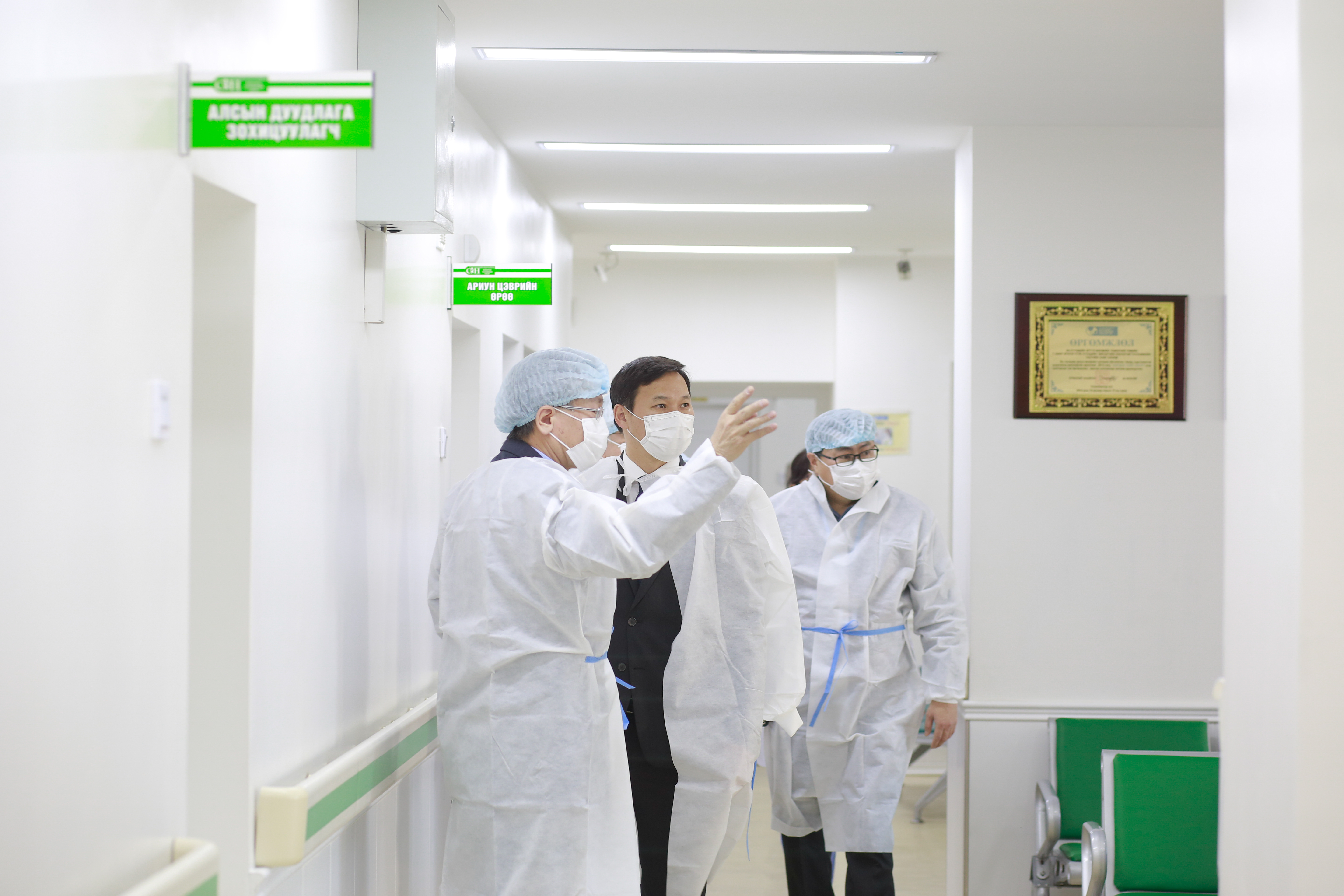 Эрүүл мэндийн сайд болон ДЭМБ-ын суурин төлөөлөгч нар ЭХЭМҮТ-ийн эрчимт эмчилгээ, хүүхдийн тасгуудад ажиллалаа