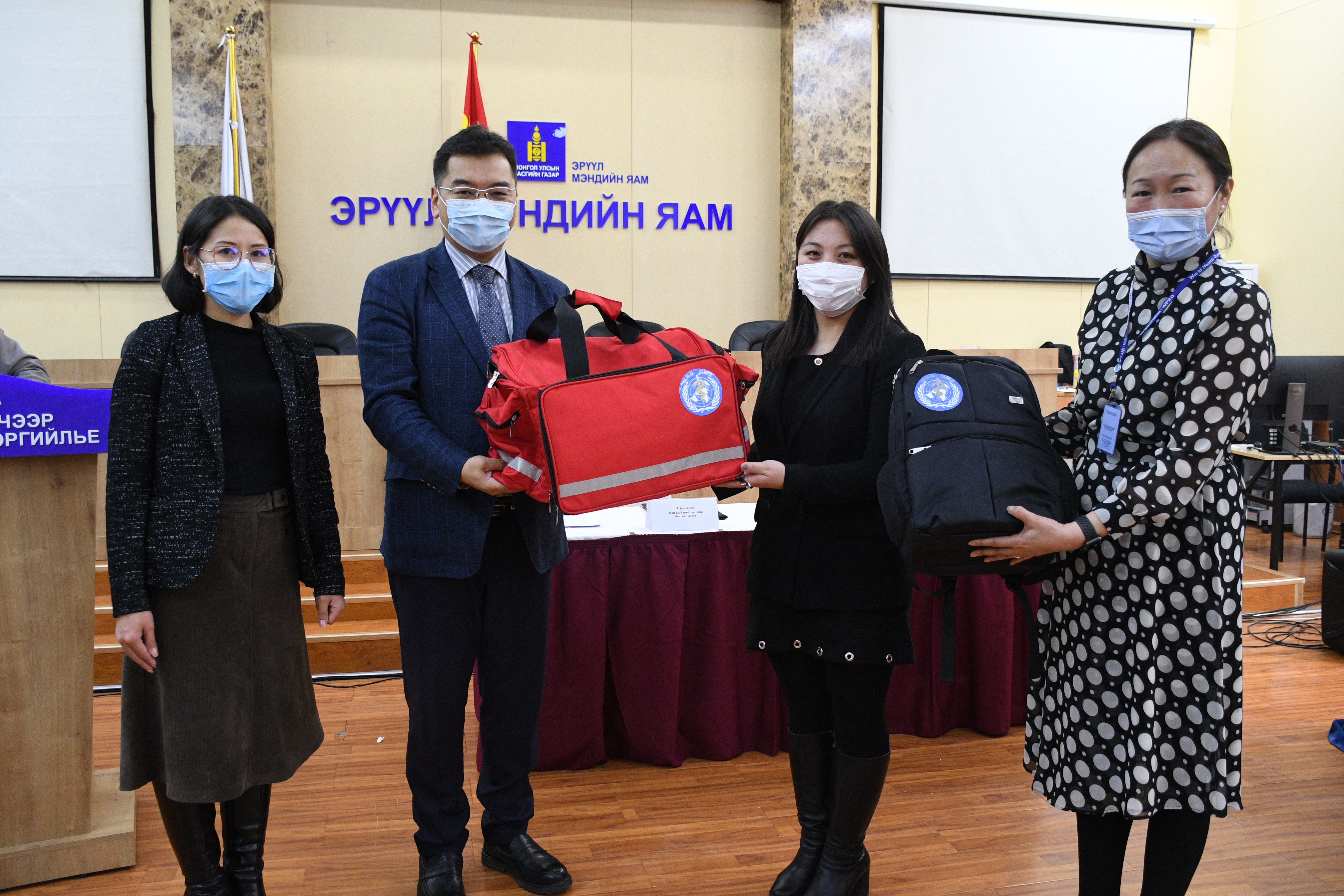 Эмнэлгийн нэн шаардлагатай тоног төхөөрөмж, хэрэгсэлийг хүлээлгэн өглөө