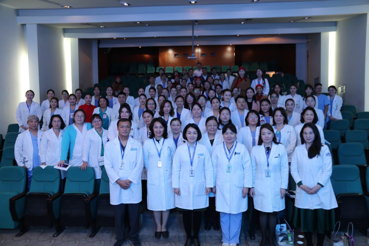 ЭХЭМҮТ-д Хүүхэд судлал, Эх барих, эмэгтэйчүүд судлалын чиглэлээр 100 гаруй эмч шинээр элсэн суралцаж байна 