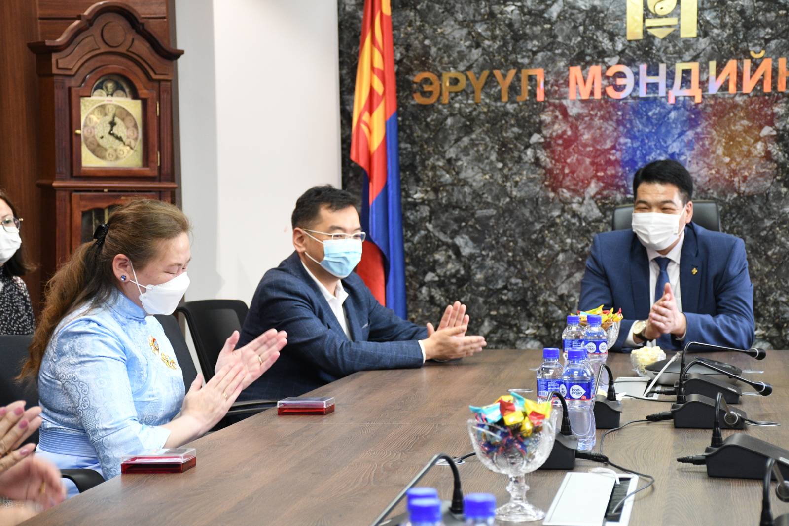 ЭРҮҮЛ МЭНДИЙН САЙД С.ЭНХБОЛД ТӨРИЙН ДЭЭД ОДОН МЕДАЛЬ ГАРДУУЛЛАА