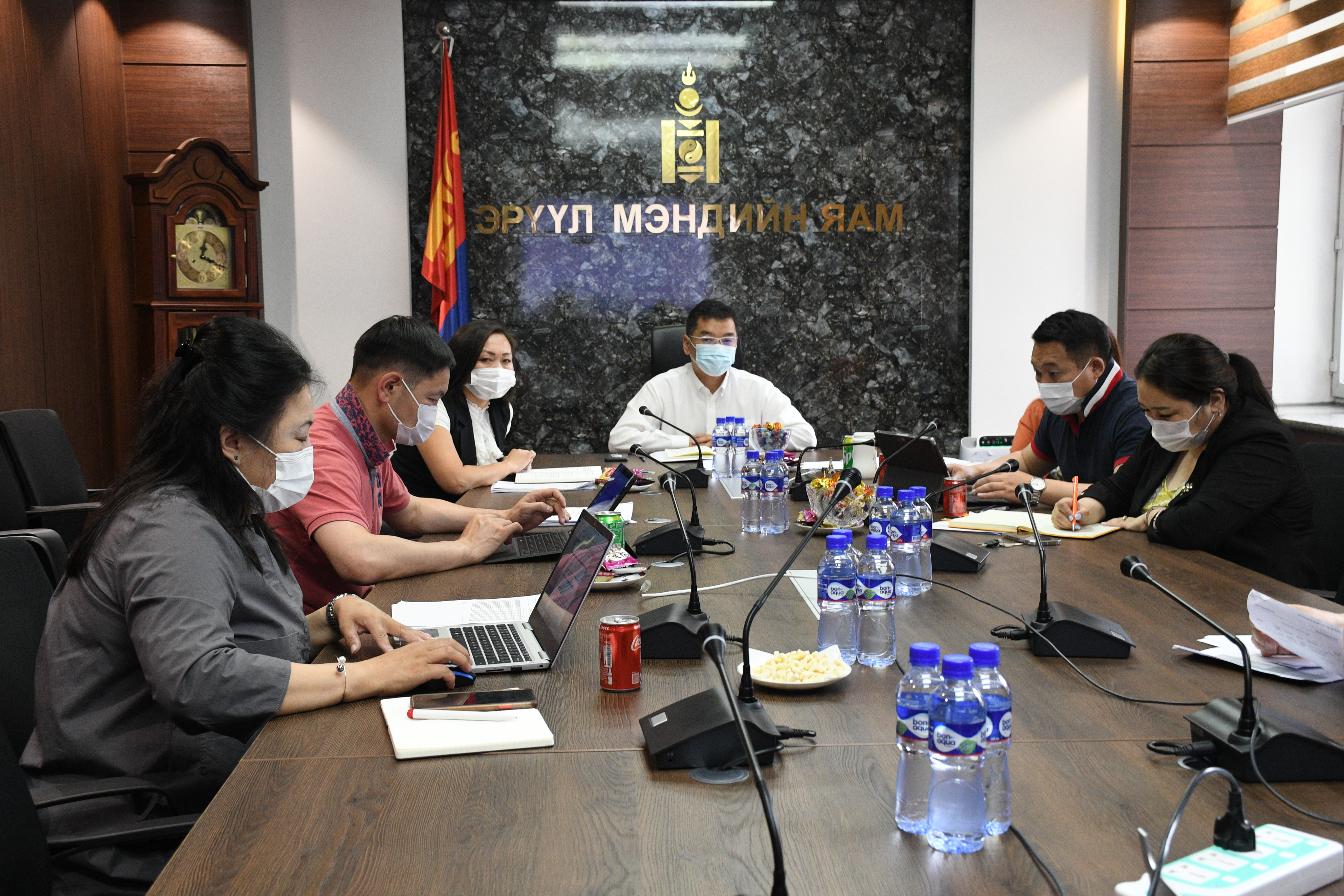 Эрүүл мэндийн яамны Төрийн нарийн бичгийн дарга Ц.Эрдэмбилэг эмнэлгийн удирдлагуудтай цахим хурал хийлээ