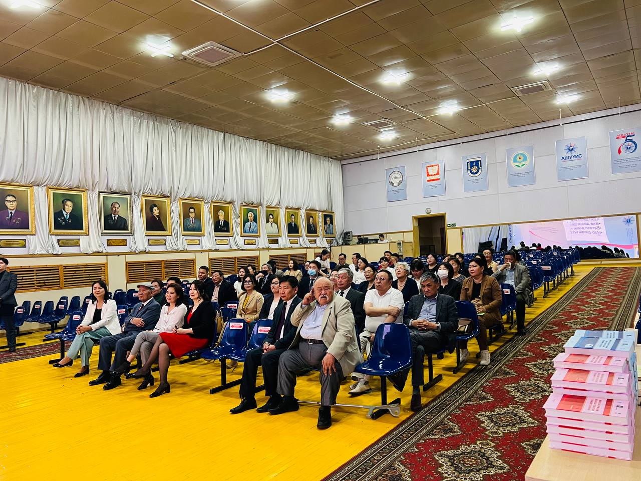 МОНГОЛ УЛСАД ЭРҮҮЛ МЭНДИЙН АЛБА, ОРЧИН ЦАГИЙН  АНАГААХ УХААН  ҮҮСЭЖ ХӨГЖСӨНИЙ 100 ЖИЛИЙН   ОЙД ЗОРИУЛСАН  3 БОТЬ НОМОО НОМЫН  ЗОХИОГЧИД ХҮЛЭЭН АВЛАА