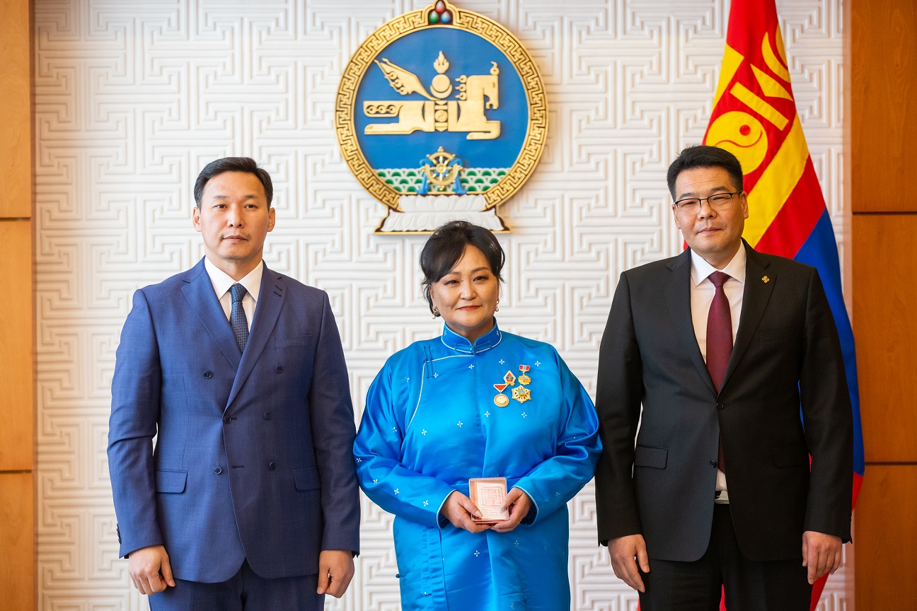 МУ-ын Ерөнхийлөгчийн зарлигаар төрийн одон медаль гардуулав