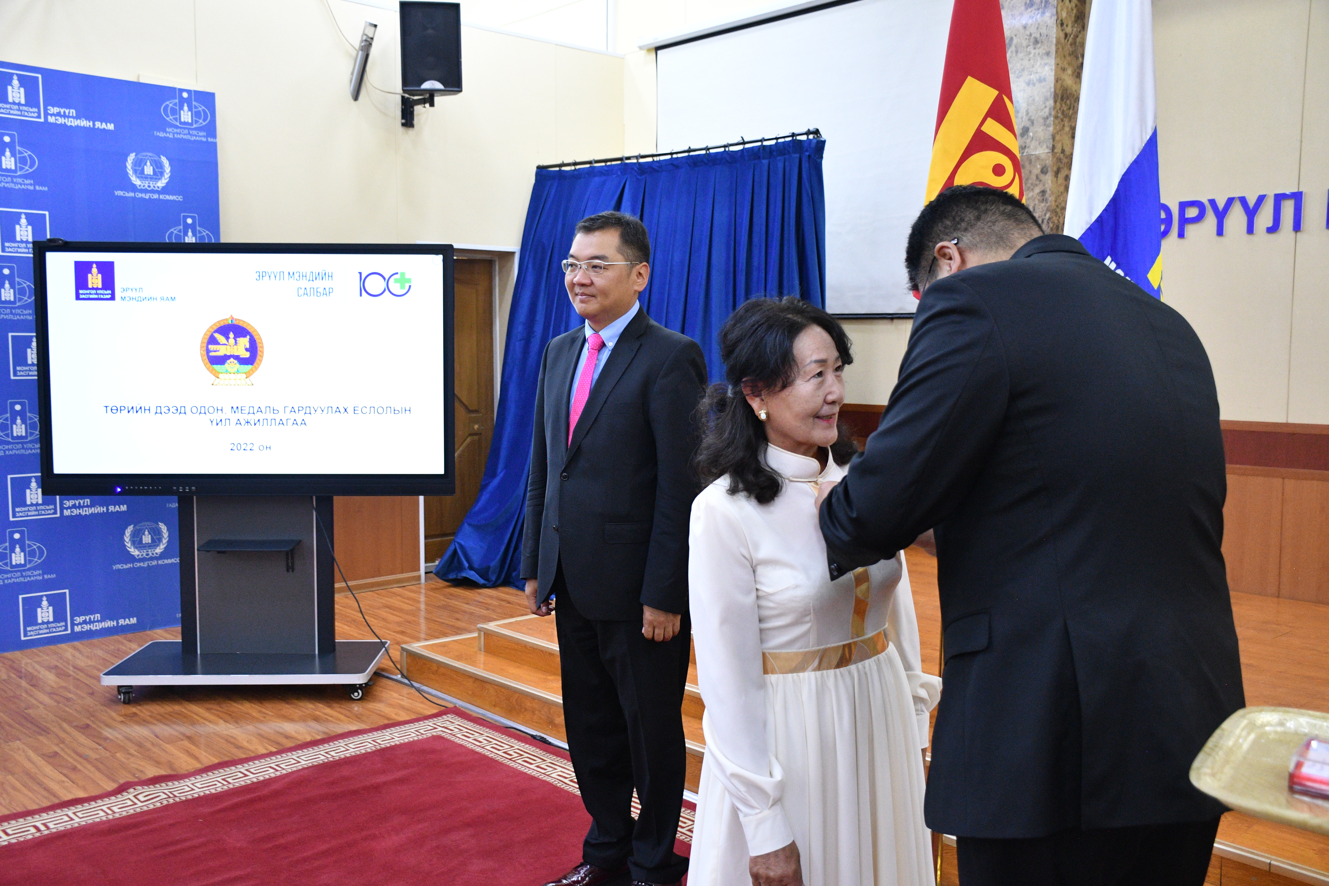 ТӨРИЙН ДЭЭД ОДОН МЕДАЛИАР ШАГНАВ