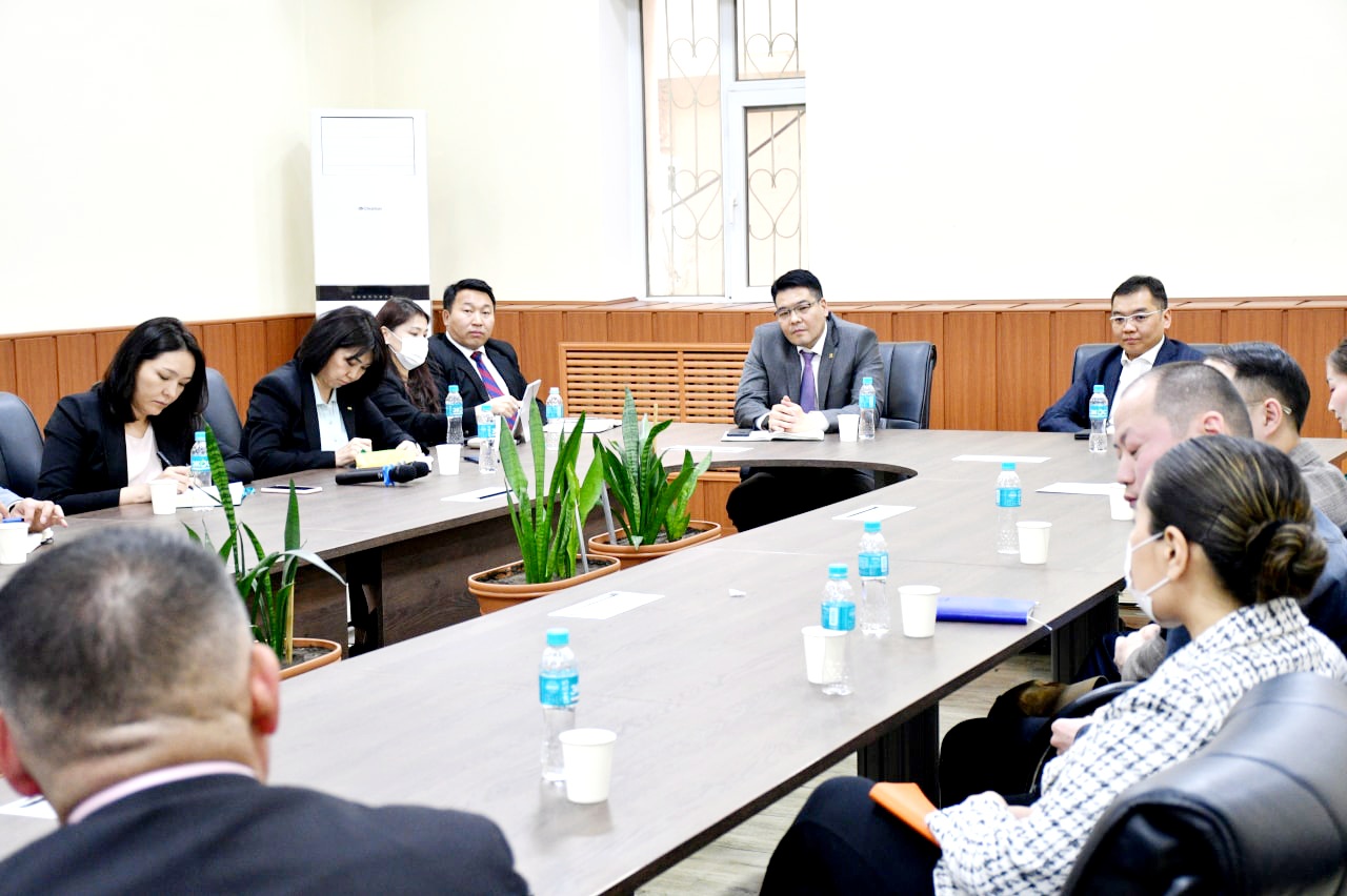 ЭРҮҮЛ МЭНДИЙН САЙД С.ЭНХБОЛД ЭМ ХАНГАН НИЙЛҮҮЛЭХ БАЙГУУЛЛАГУУДЫН ТӨЛӨӨЛЛИЙГ ХҮЛЭЭН АВЧ УУЛЗАВ 