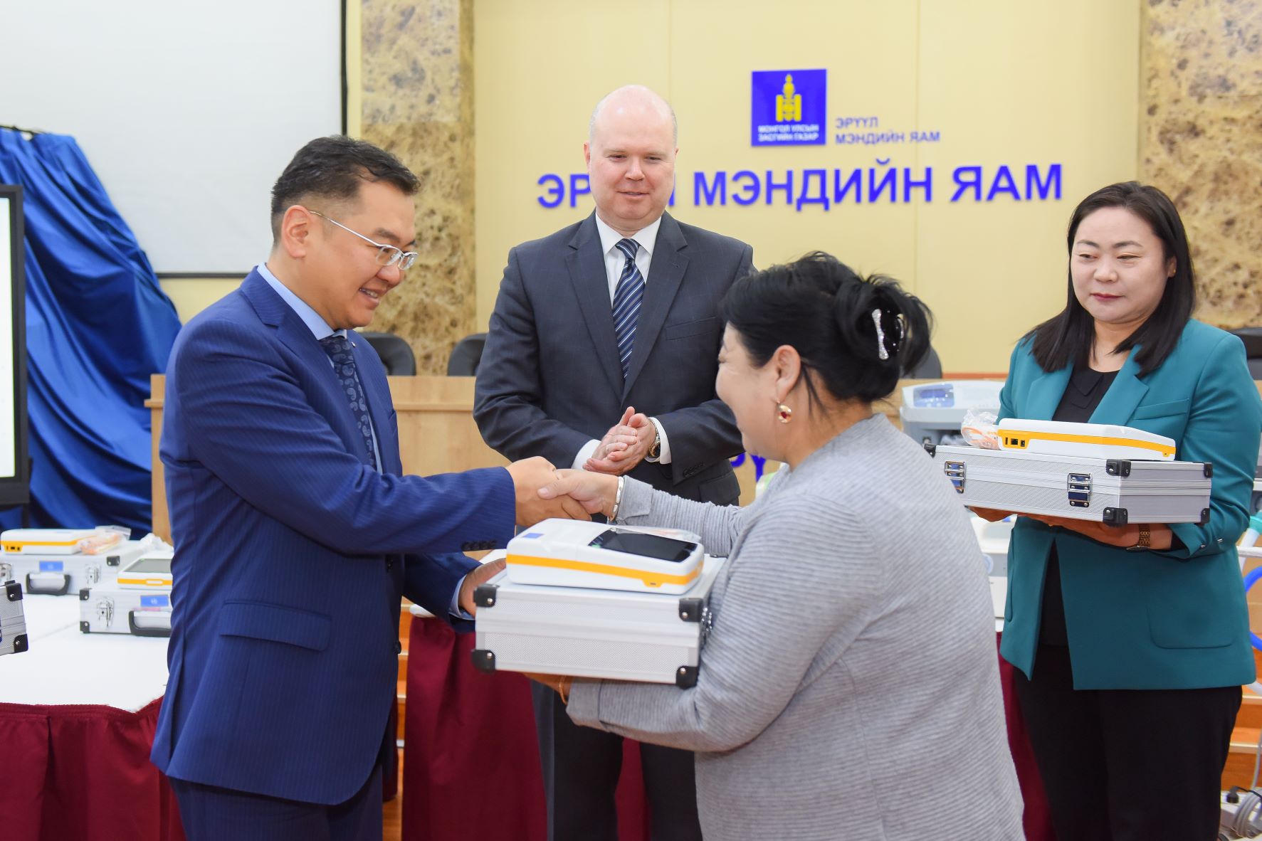 ДЭМБ-аас 21 аймагт 255,9 сая төгрөгийн өртөг бүхий тоног, төхөөрөмж хүлээлгэн өглөө