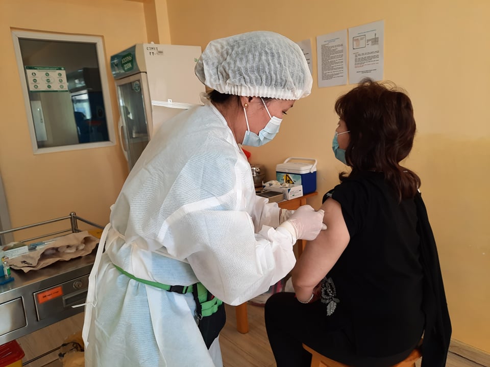 СЭМҮТ-ийн эмч, эмнэлгийн ажилчид Ковид-19-ийн эсрэг вакцинжуулалтад хамрагдаж байна