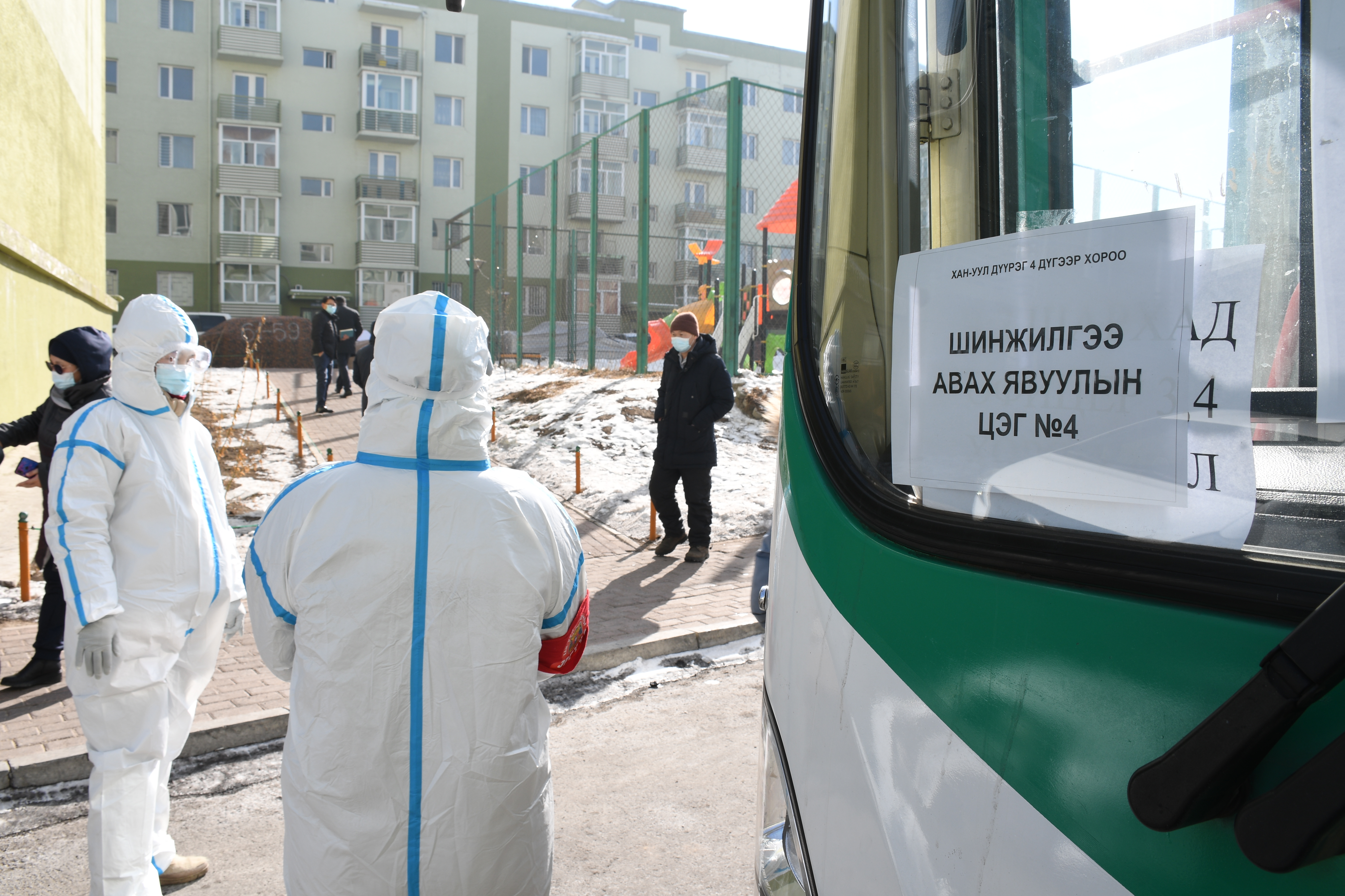 Эрүүл мэндийн сайд С.Энхболд Нэг өрх-нэг хаалга шинжилгээний явуулын багийн ажлыг шалгав 