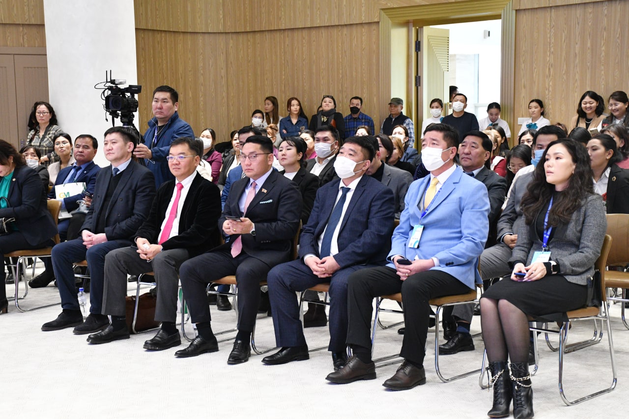 Эрүүл мэндийн салбарынхан цахим шилжилт, шинэ технологио танилцууллаа