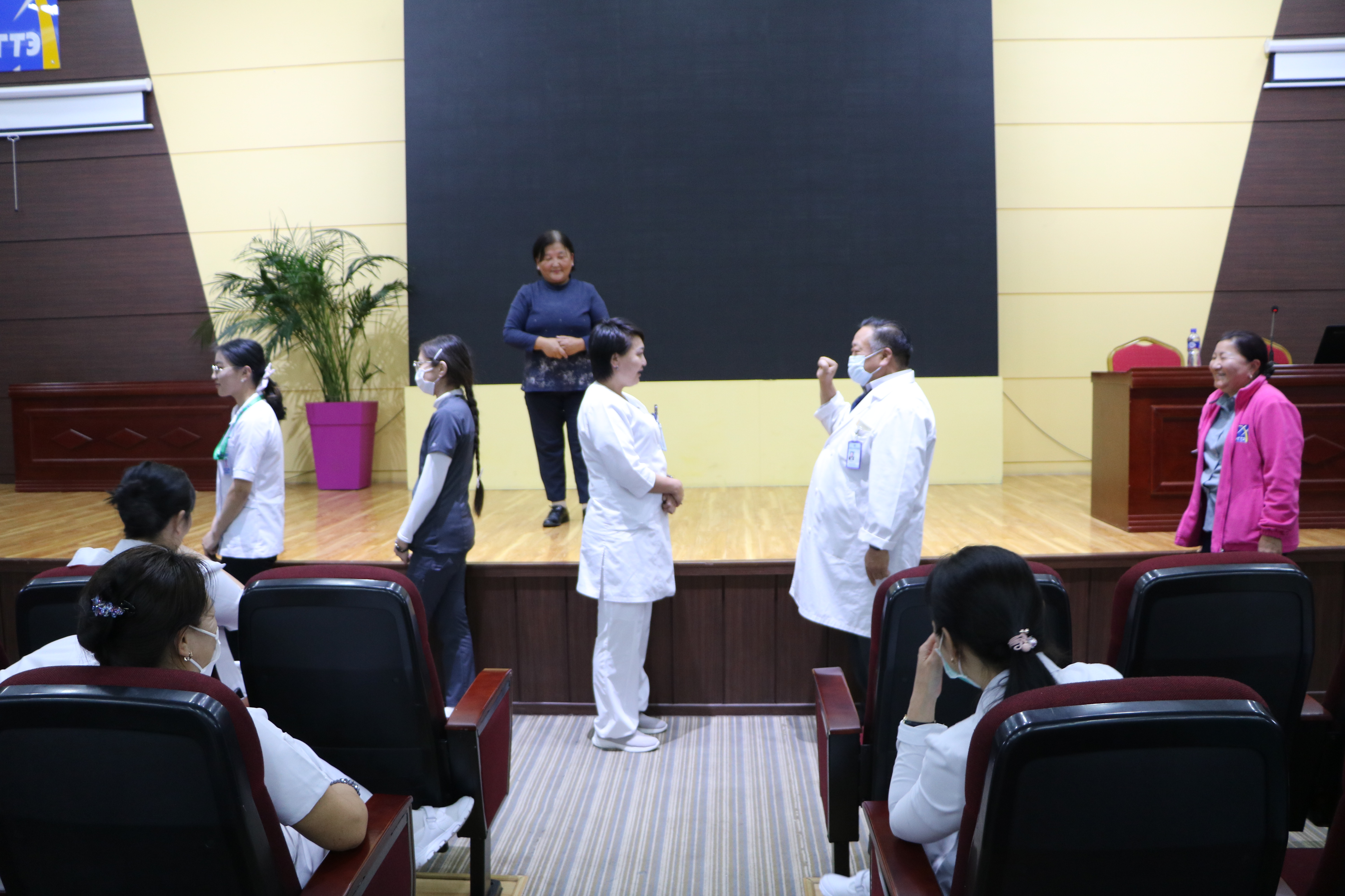 УГТЭ үйлчлүүлэгчтэй харилцах нэгжийн ажилтнуудаа дохионы хэлний цуврал сургалтанд хамруулж байна