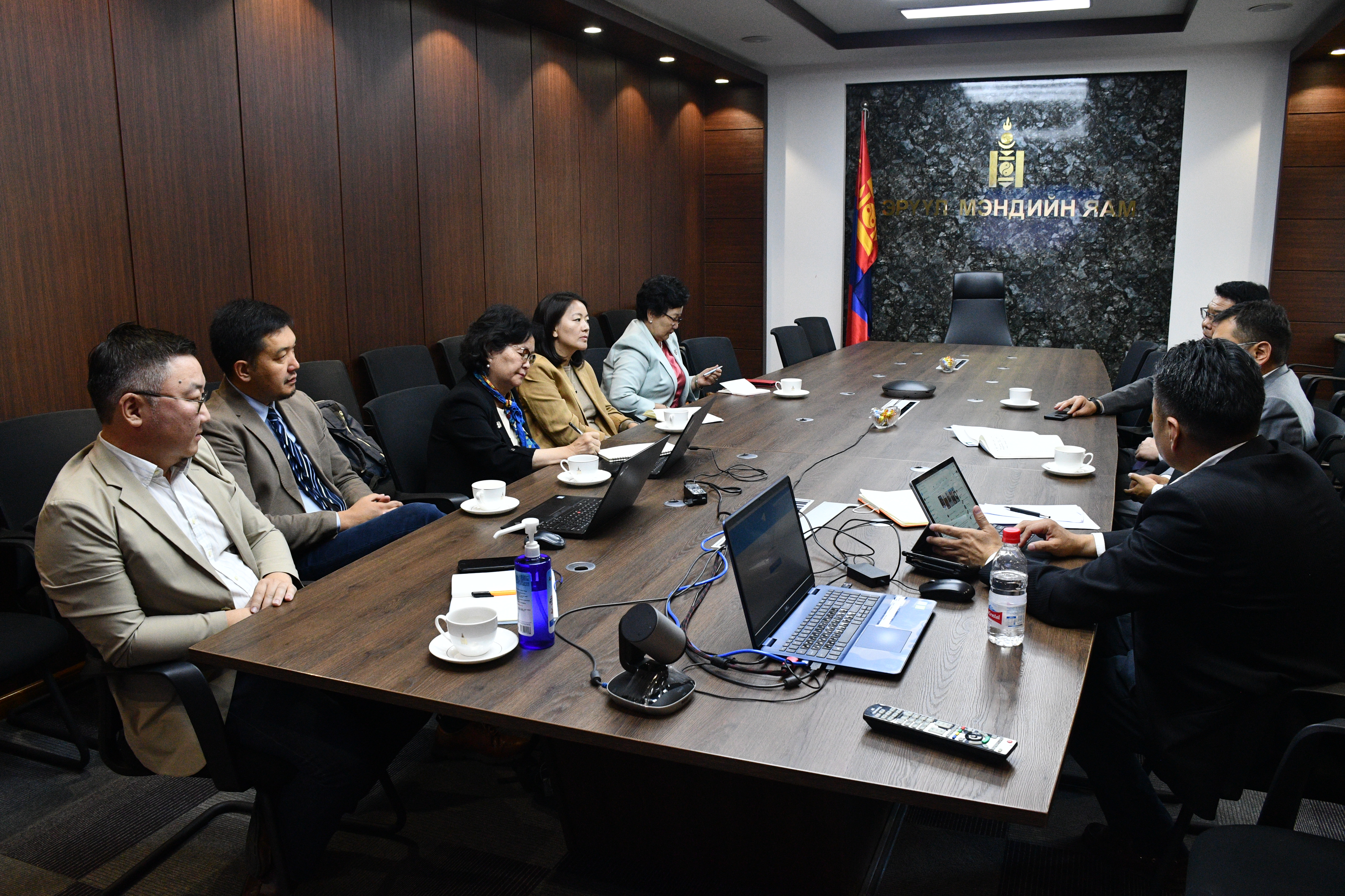 Эрүүл мэндийн сайд С.Энхболд НҮБ-ын Хүүхдийн Сангийн ажилтнуудыг хүлээн авч уулзаж, хамтран хэрэгжүүлж буй төслүүдийн талаар ярилцаж санал солилцов