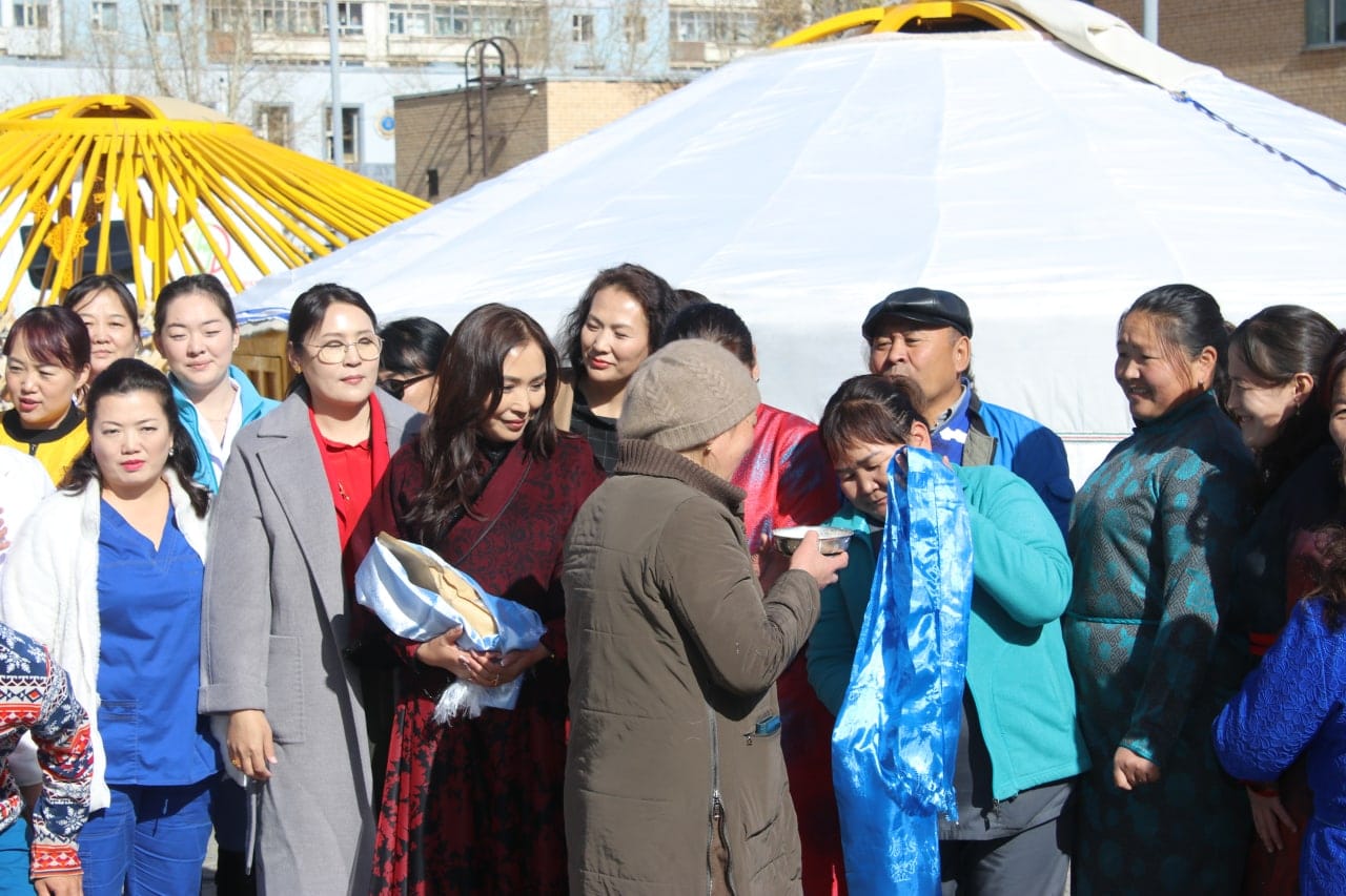 Сонгинохайрхан дүүргийн ЭМТ 15 ажилтанд орон сууцны урьдчилгаа болох тус бүр 30 сая төгрөг, 20 ажилтанд тус бүр 20 сая төгрөг олгожээ 