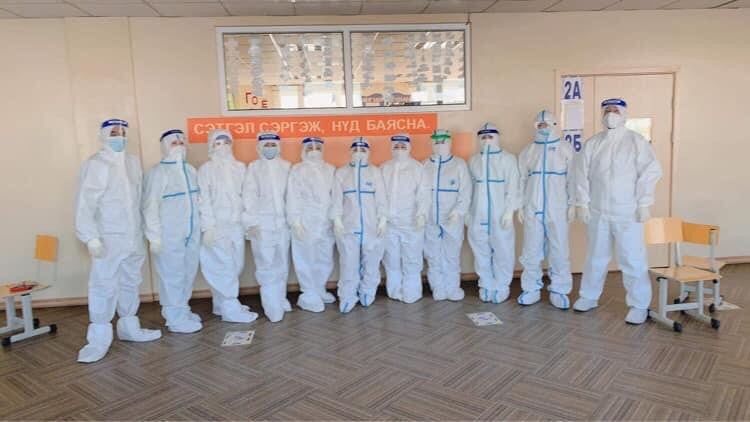 СЭМҮТ-ийн эмч нарын баг Баянзүрх дүүрэгт ажиллаж, иргэдээс PCR шинжилгээ авч байна