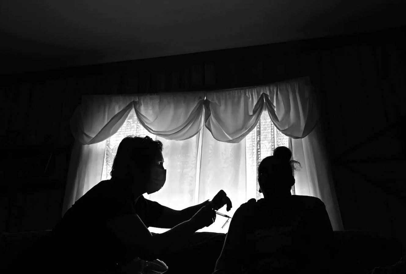 ВАКЦИНД ХАМРАГДААГҮЙ ХҮН ВАКЦИН ТАРИУЛСАН ХҮНТЭЙ ХАРЬЦУУЛАХАД НАС БАРАХ МАГАДЛАЛ НЬ 11 ДАХИН ӨНДӨР