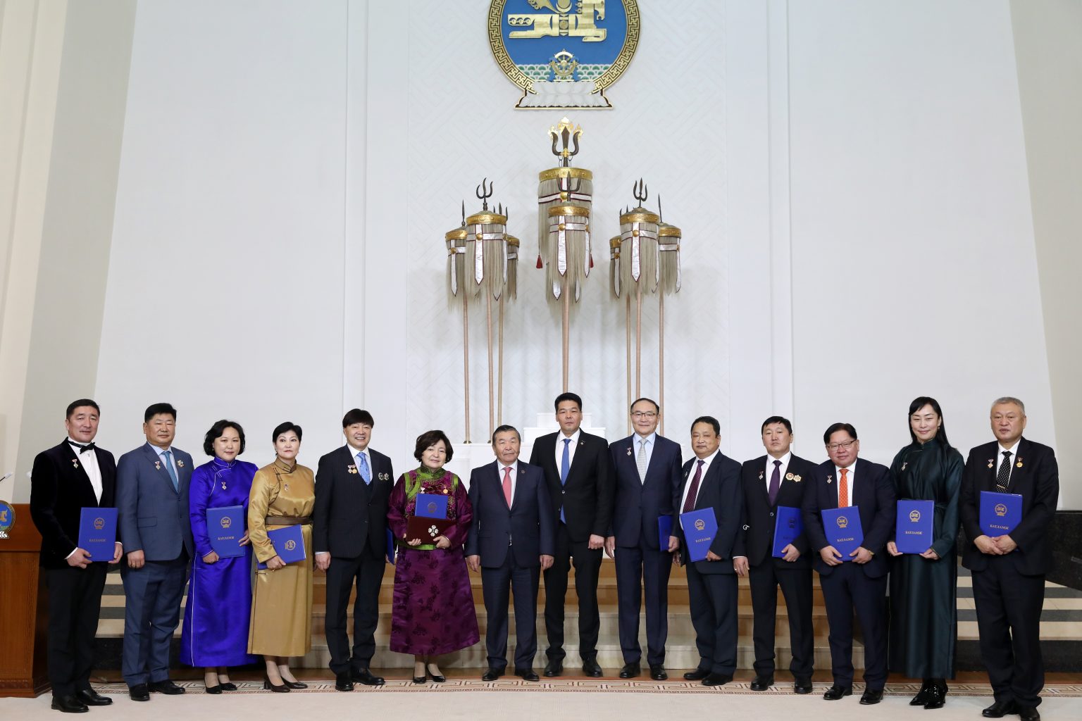 Ерөнхийлөгчийн зарлигаар эрүүл мэндийн салбарын дөрвөн баг Төрийн соёрхолт хүртлээ