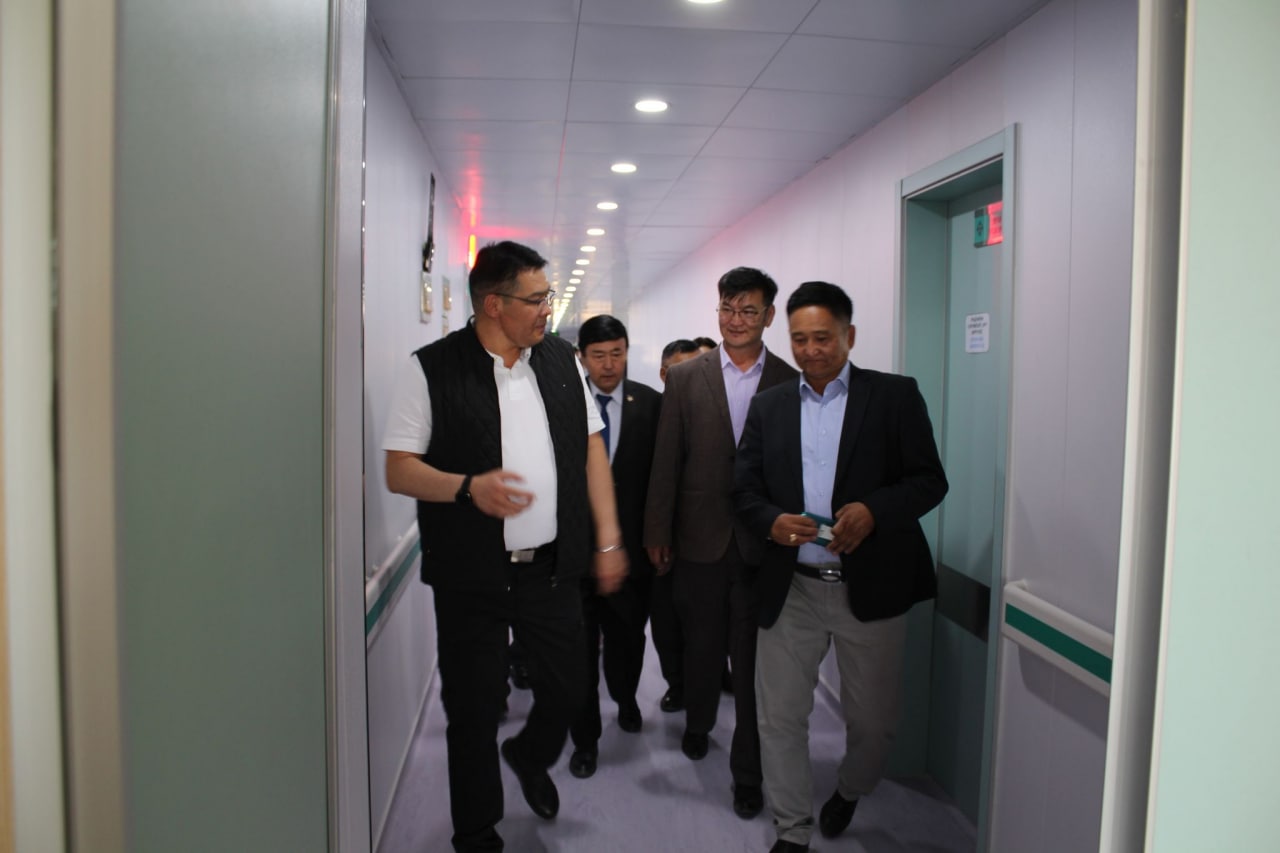 Эрүүл мэндийн сайд С.Энхболд Говь-Алтай аймгийн нэгдсэн эмнэлэгт мэс заслын тоног төхөөрөмж гардууллаа