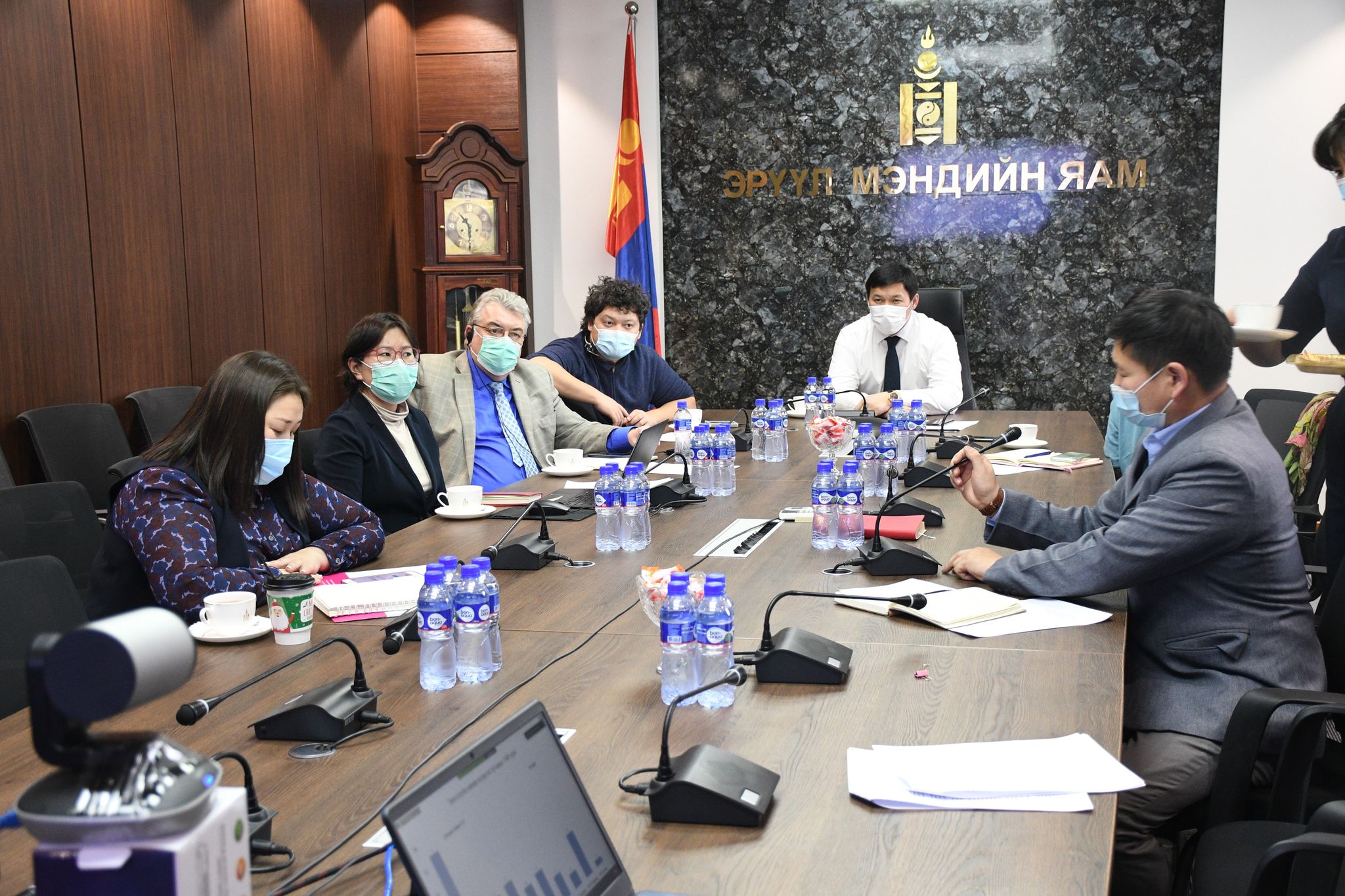 Эрүүл мэндийн сайд халдвар гарсан бүс нутагт ажиллаж байгаа тархвар судлаачидтай уулзлаа