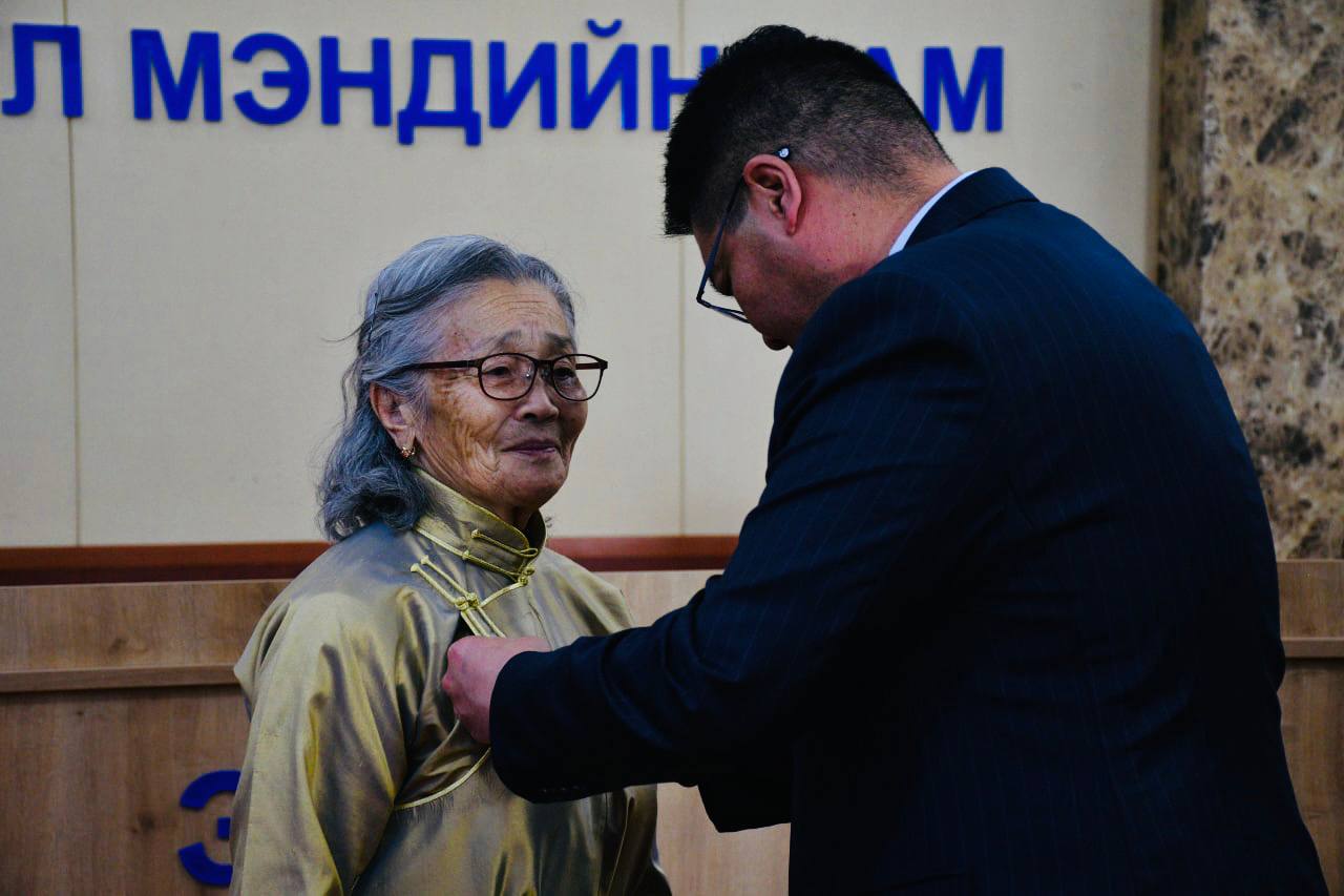 ЭРҮҮЛ МЭНДИЙН САЙД С.ЭНХБОЛД ТӨРИЙН ДЭЭД ШАГНАЛ, ОДОН, МЕДАЛЬ ГАРДУУЛЛАА