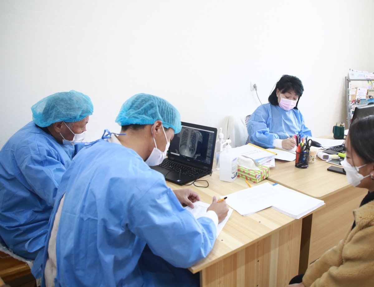 СХД-ИЙН ЕБС-ИУДЫН 1000 ГАРУЙ СУРАГЧ, БАГШ, АЖИЛТНУУД СҮРЬЕЭГИЙН ЭРТ ИЛРҮҮЛГИЙН ҮЗЛЭГТ ХАМРАГДЛАА