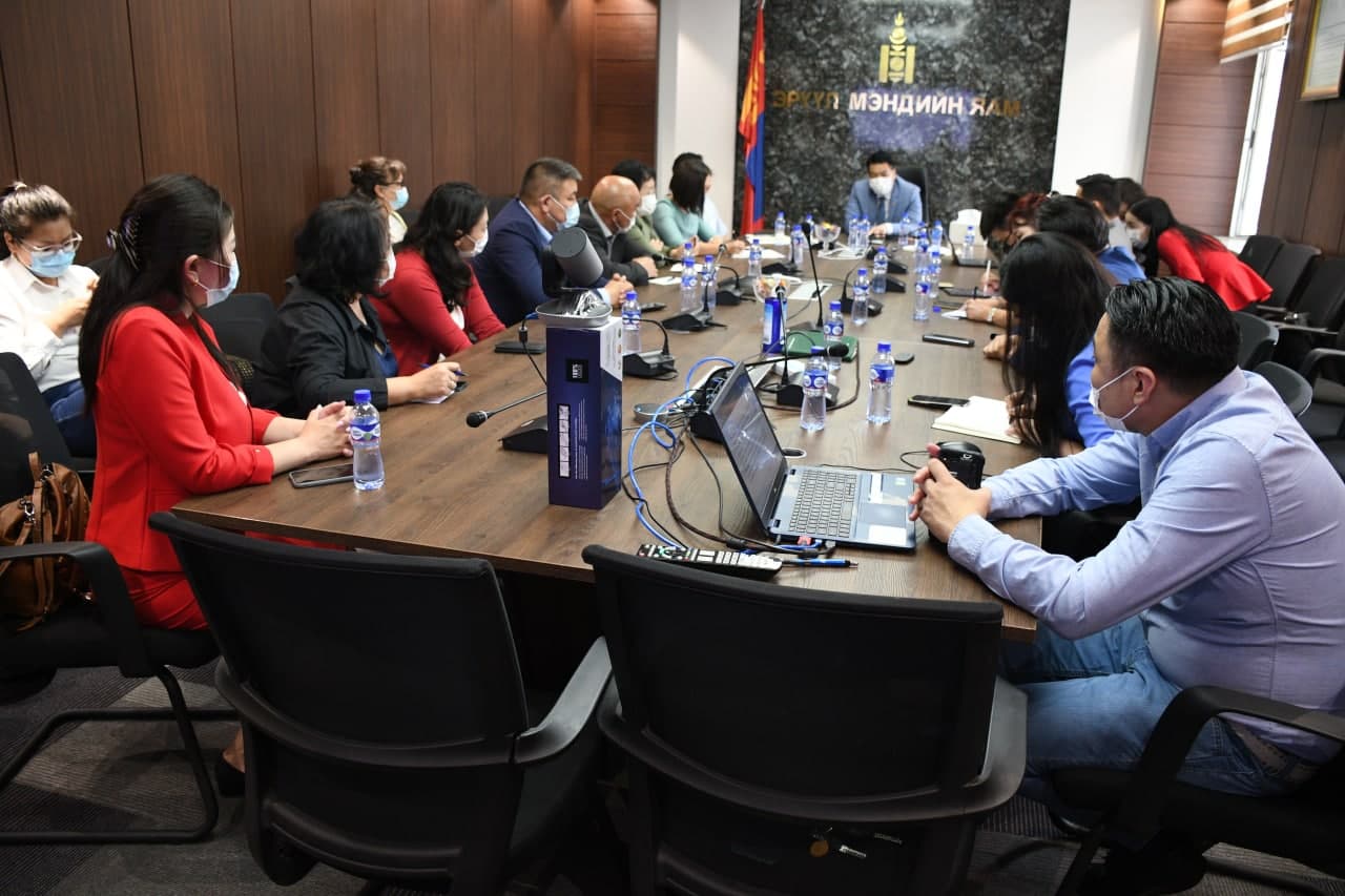 ЭРҮҮЛ МЭНДИЙН САЙД С.ЭНХБОЛД ЭМ, ЭМНЭЛГИЙН ХЭРЭГСЭЛ ХАНГАН НИЙЛҮҮЛЭГЧДИЙН ТӨЛӨӨЛӨЛТЭЙ УУЛЗЛАА