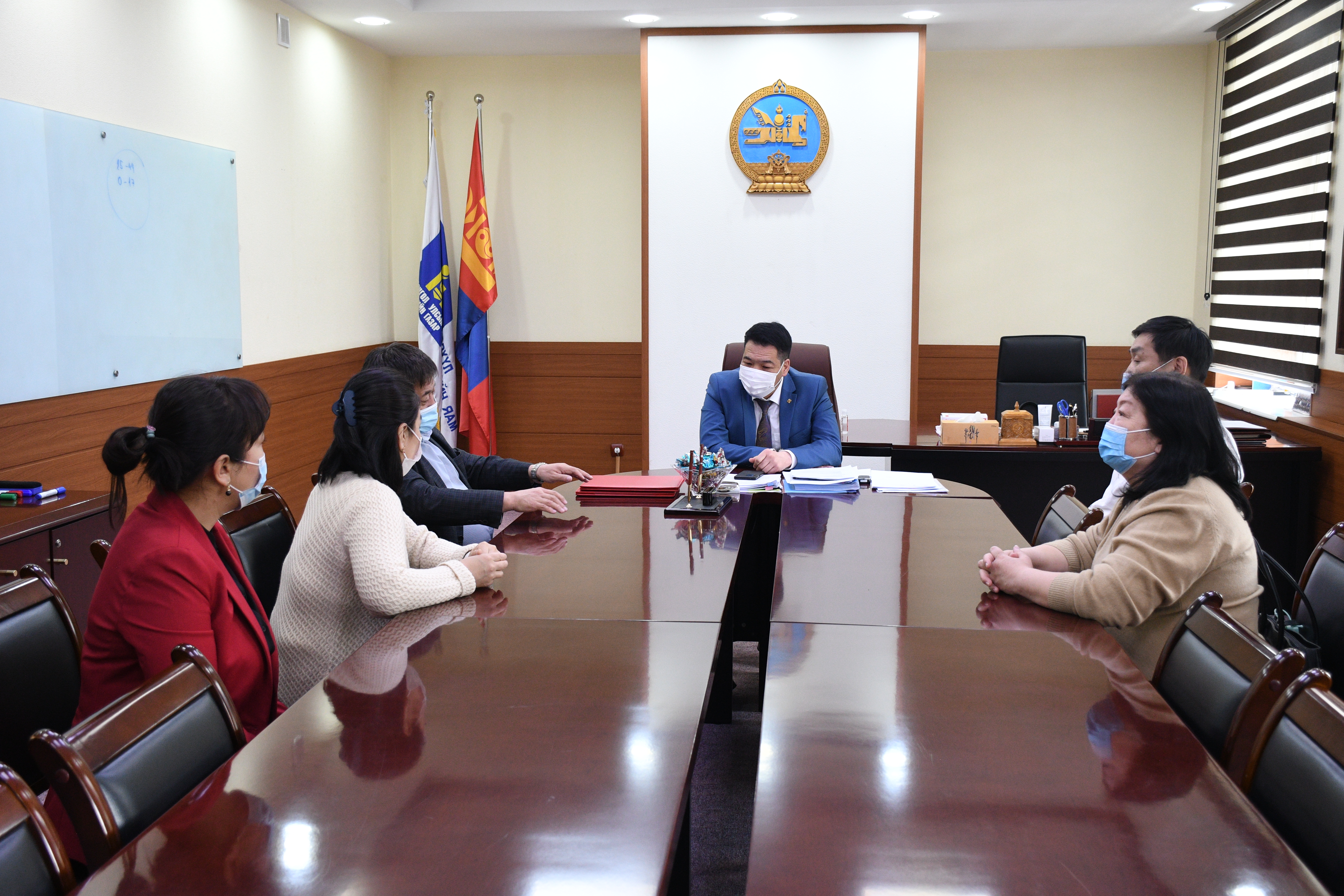 ЭРҮҮЛ МЭНДИЙН САЙД С.ЭНХБОЛД МОНГОЛЫН ЭХ БАРИХ ЭМЭГТЭЙЧҮҮДИЙН ХЭТ АВИАН ОНОШЛОГООНЫ ҮНДЭСНИЙ НИЙГЭМЛЭГИЙН ТӨЛӨӨЛЛИЙГ ХҮЛЭЭН АВЧ УУЛЗЛАА