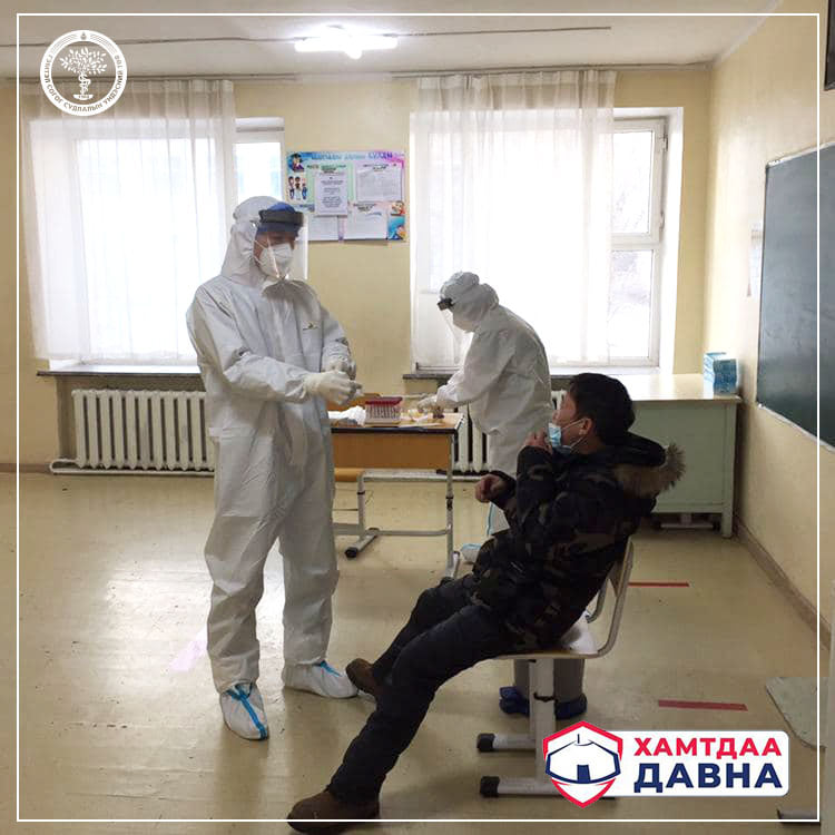 ГССҮТ-ийн эмч нар Баянзүрх дүүргийн 44, 127-р сургуулиуд дээр PCR шинжилгээ авч байна