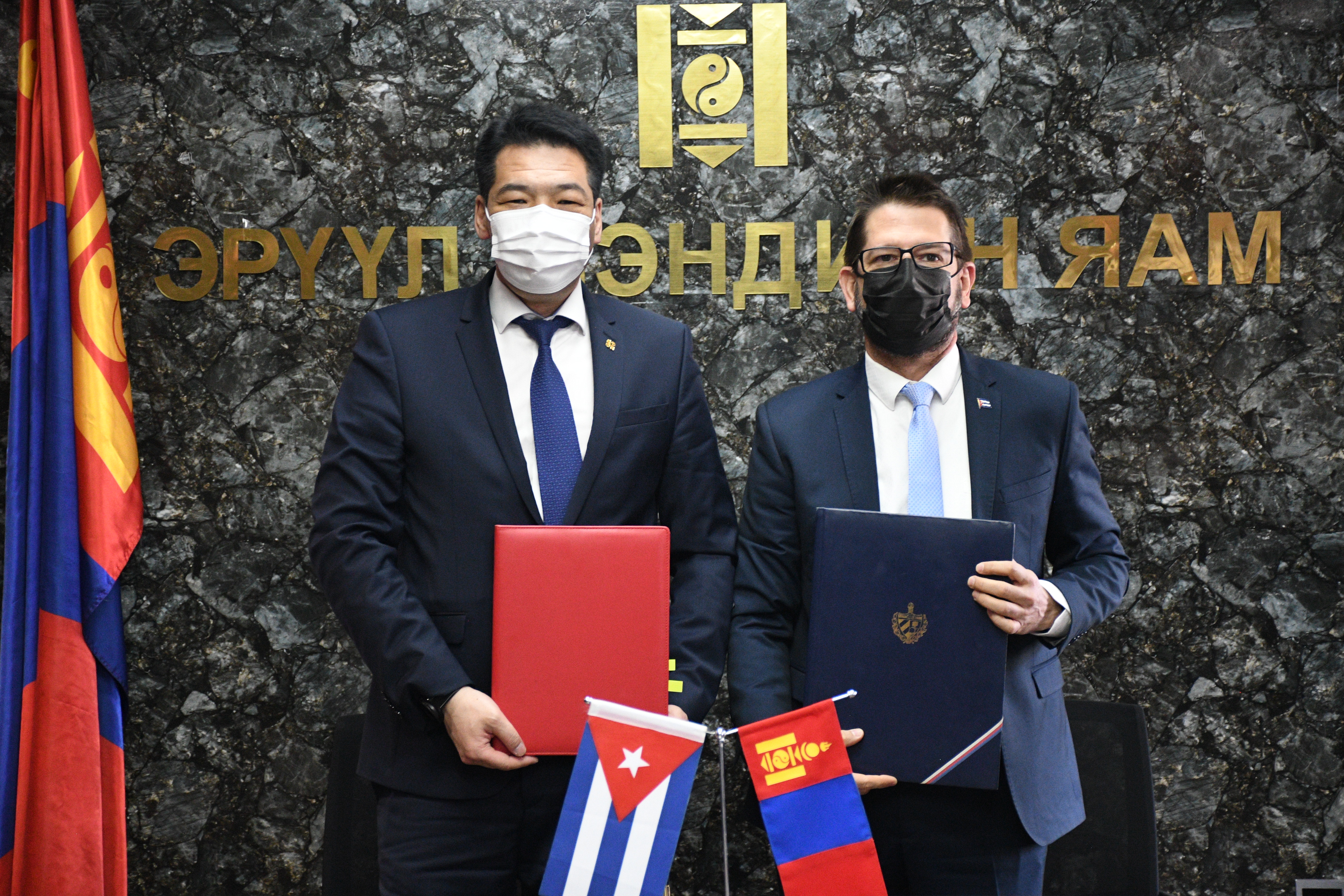 Эрүүл мэндийн салбарт хамтран ажиллах санамж бичигт гарын үсэг зурав