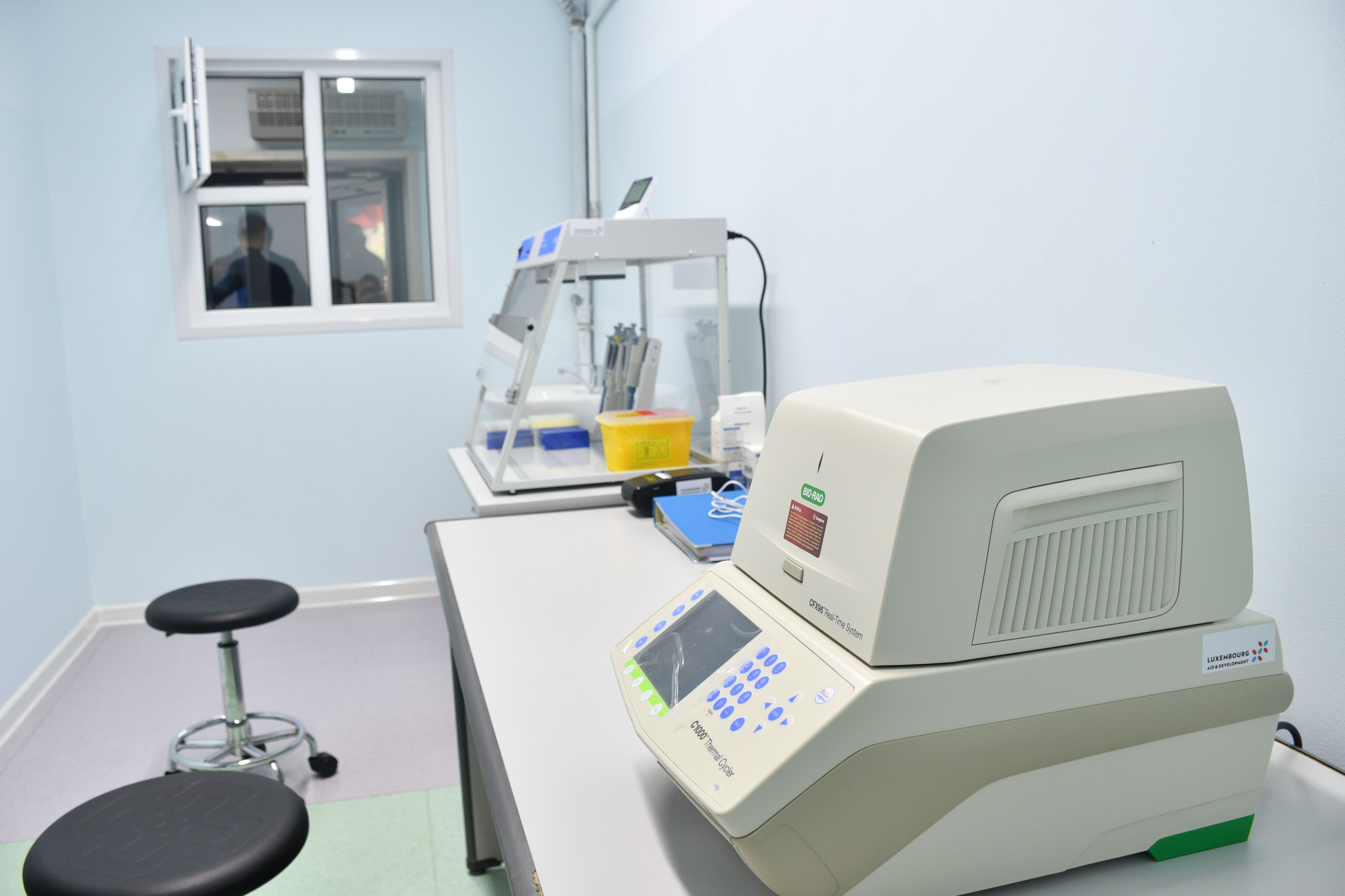 ЭМЯ-НААС АМАРЖИХ ГАЗРУУДЫГ ПГУ ЛАБОРАТОРИ БОЛОН ХҮЧИЛТӨРӨГЧИЙН ҮЙЛДВЭРТЭЙ БОЛГОХ АЖЛЫГ ҮЕ ШАТТАЙ ХИЙЖ БАЙНА               