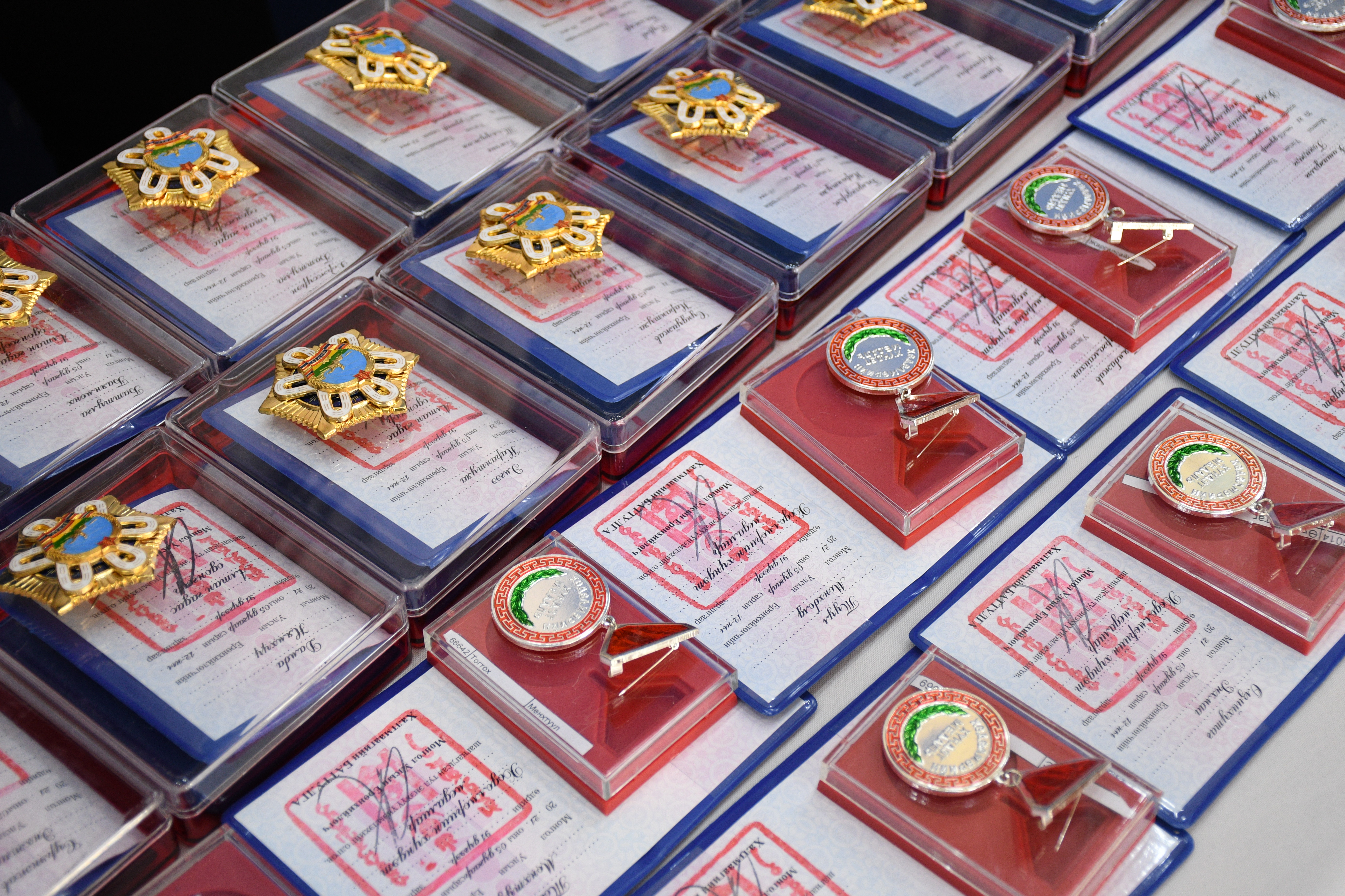 ЭРҮҮЛ МЭНДИЙН САЙД С.ЭНХБОЛД ТӨРИЙН ДЭЭД ЦОЛ, ОДОН МЕДАЛИАР ШАГНУУЛСАН ЭРҮҮЛ МЭНДИЙН АЖИЛТНУУДАД ХҮНДЭТГЭЛ ҮЗҮҮЛЛЭЭ