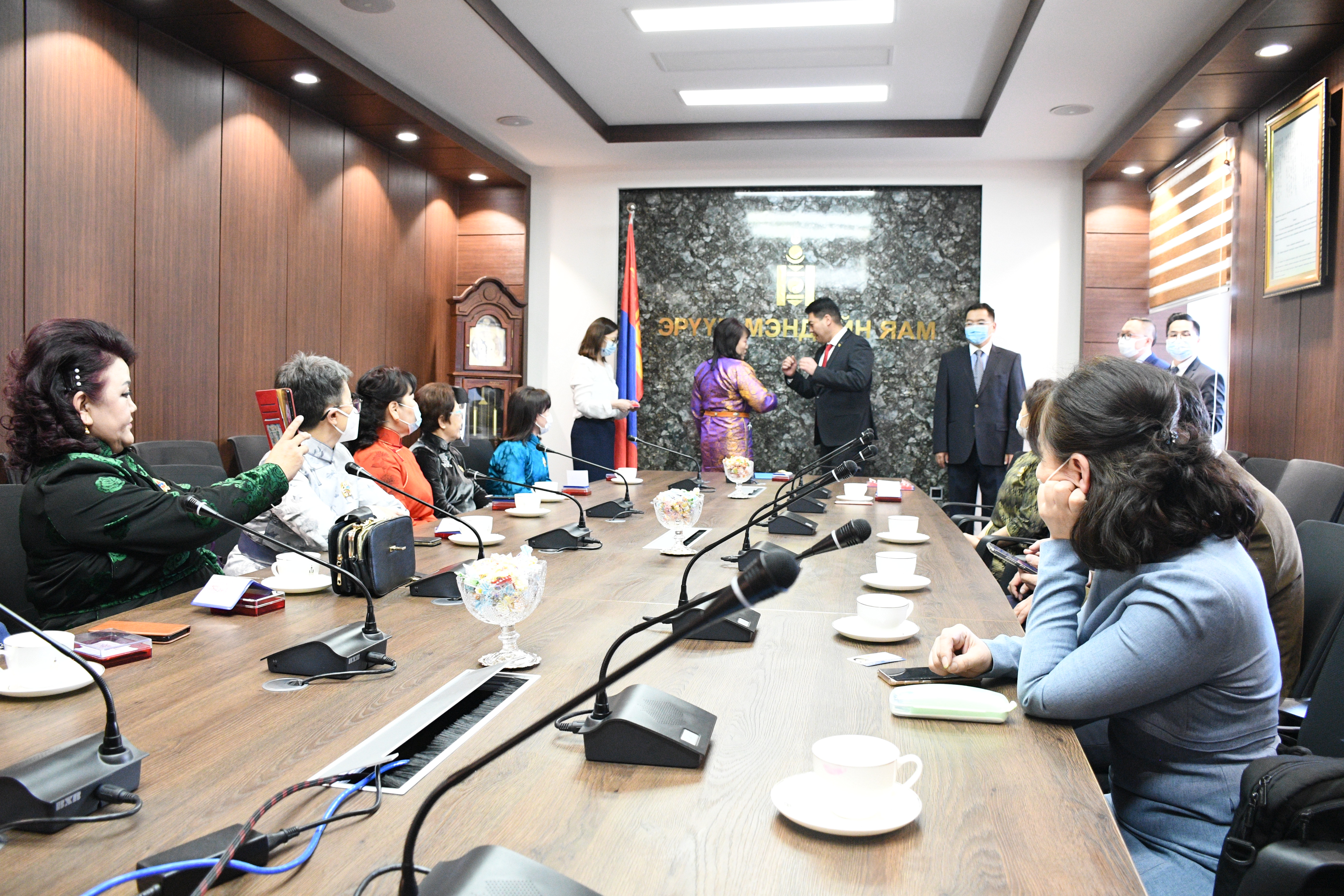 Эрүүл мэндийн сайд С.Энхболд эрүүл мэндийн ажилтнуудад төрийн дээд одон медаль гардуулж өглөө