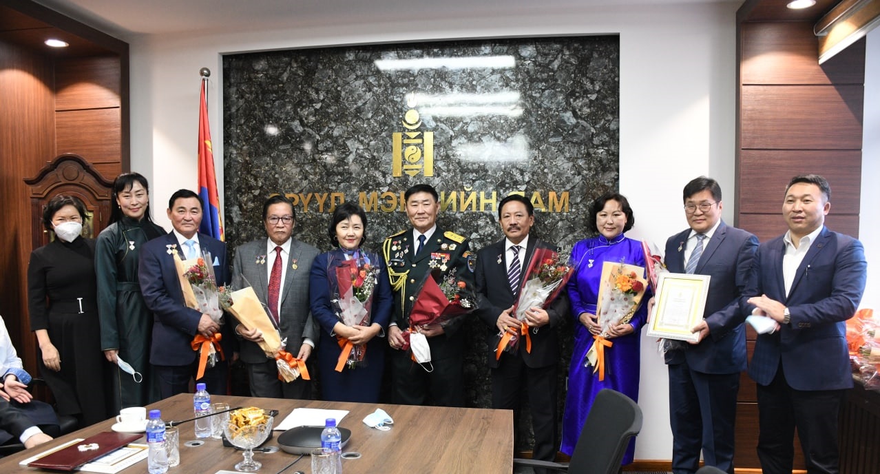 ЭМЯ-аас Төрийн соёрхолт хүртсэн дөрвөн багийн түүхэн гавьяаг үнэлж “Хүндэт дэвтэр”-т бичиж, гэрчилгээ олгов