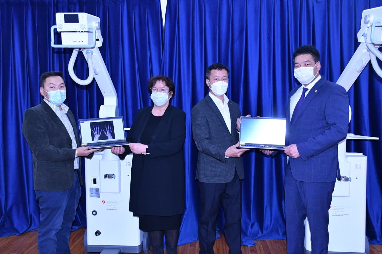 ШВЕЙЦАРЫН ХОЛБООНЫ УЛСААС МОНГОЛ УЛСАД КОРОНАВИРУСТ ХАЛДВАР (КОВИД-19)-ЫН ЦАР ТАХАЛТАЙ ТЭМЦЭХЭД ЗОРИУЛЖ ХӨДӨЛГӨӨНТ РЕНТГЕН АППАРАТ ХҮЛЭЭЛГЭН ӨГЛӨӨ 