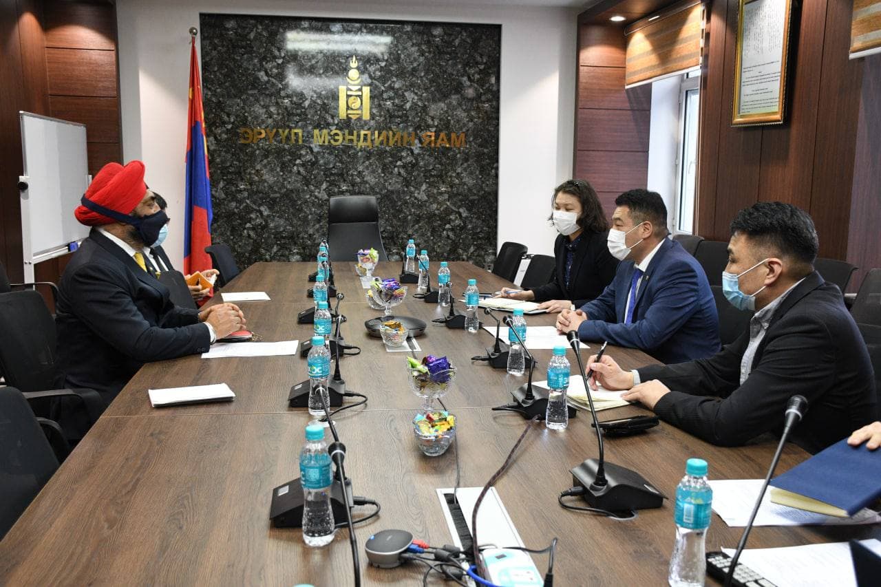 ЭРҮҮЛ МЭНДИЙН САЙД С.ЭНХБОЛД БҮГД НАЙРАМДАХ ЭНЭТХЭГ УЛСААС МОНГОЛ УЛСАД СУУГАА ЭЛЧИН САЙД М.П.СИНГХЫГ ХҮЛЭЭН АВЧ УУЛЗАВ